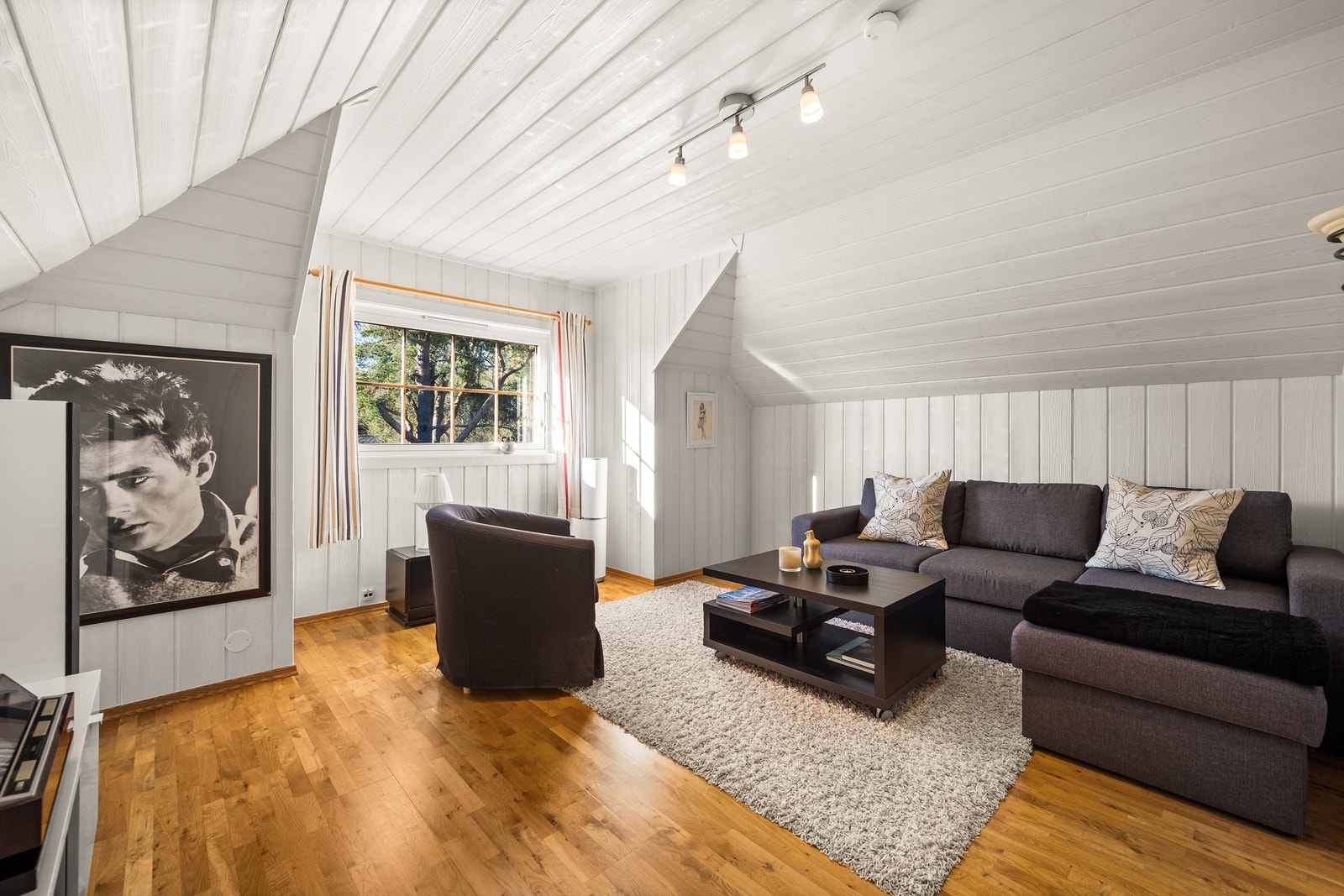 Loftsetasjen har to gode soverom. Dette rommet har parkettgulv og malt panel. Galleribilde