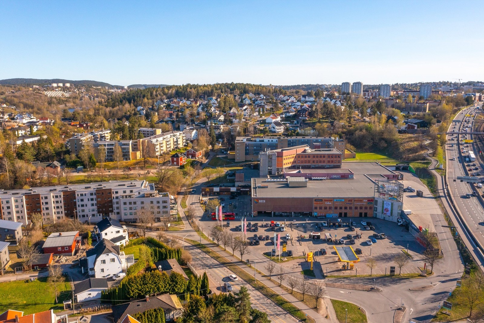 Drone over nærområdet og Bryn senter. Galleribilde