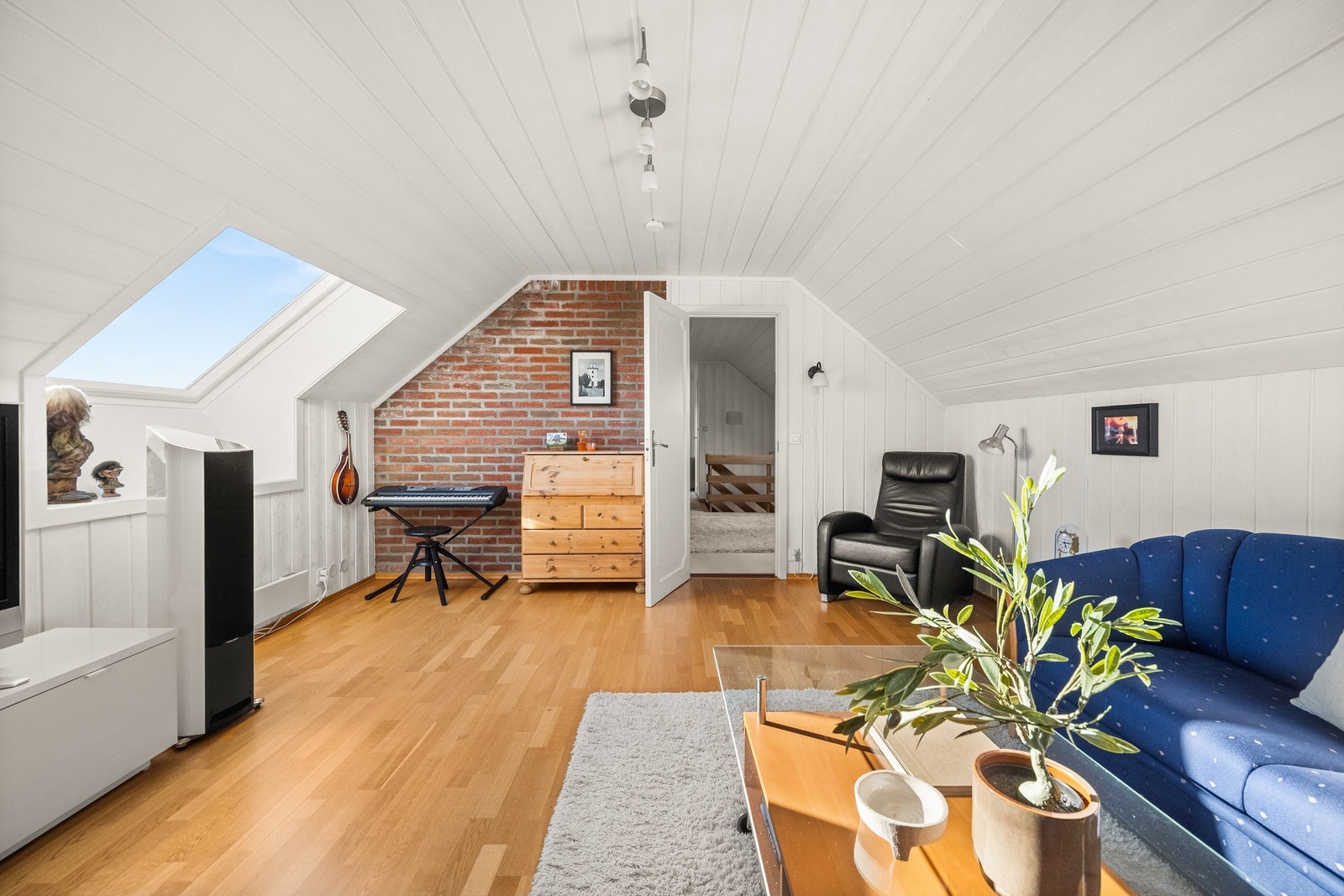Malt panel i himling og på vegger gir rommet et lyst og trivelig preg. Galleribilde