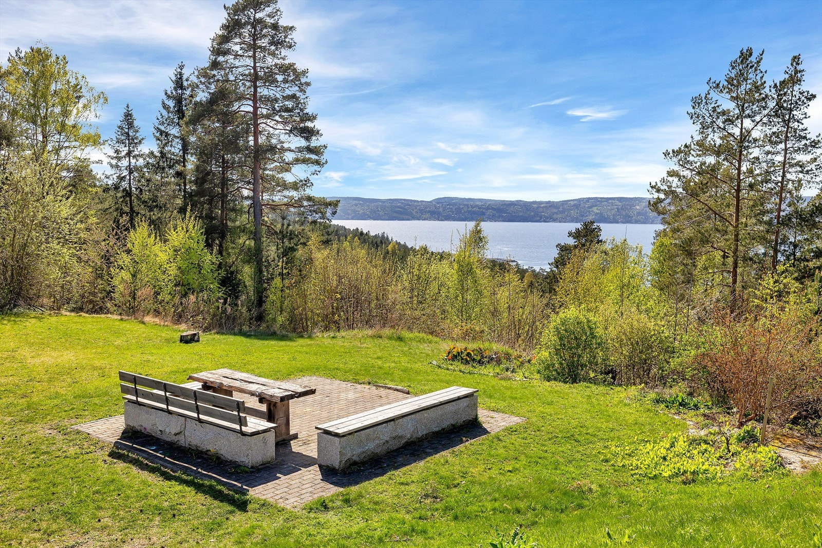 Borettslagets fellesarealer er opparbeidet med sittegrupper og benker med helt nydelig utsikt. Galleribilde