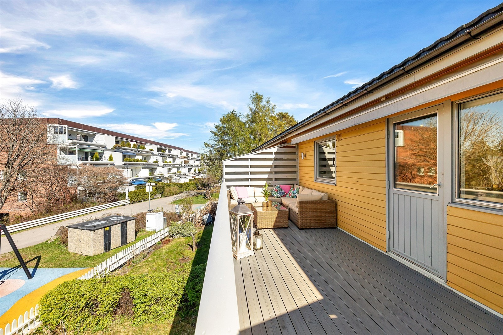 Stor og solrik balkong på 18 kvm med god plass til utemøblement, grill og planter. Balkongen har ettermiddags -og kveldssol. Galleribilde