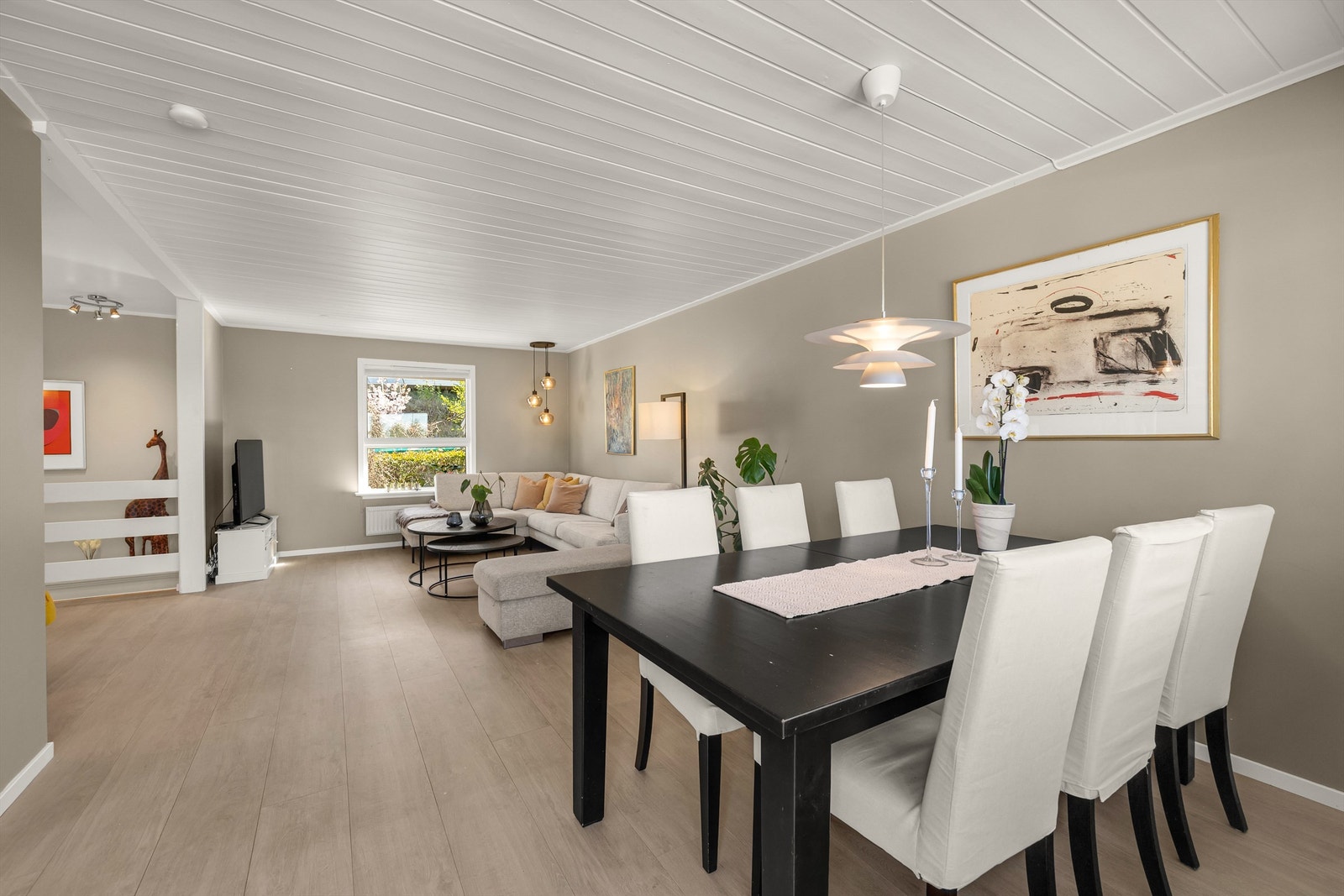 Romslig og lys stue med fine moderne fargekombinasjoner. Galleribilde