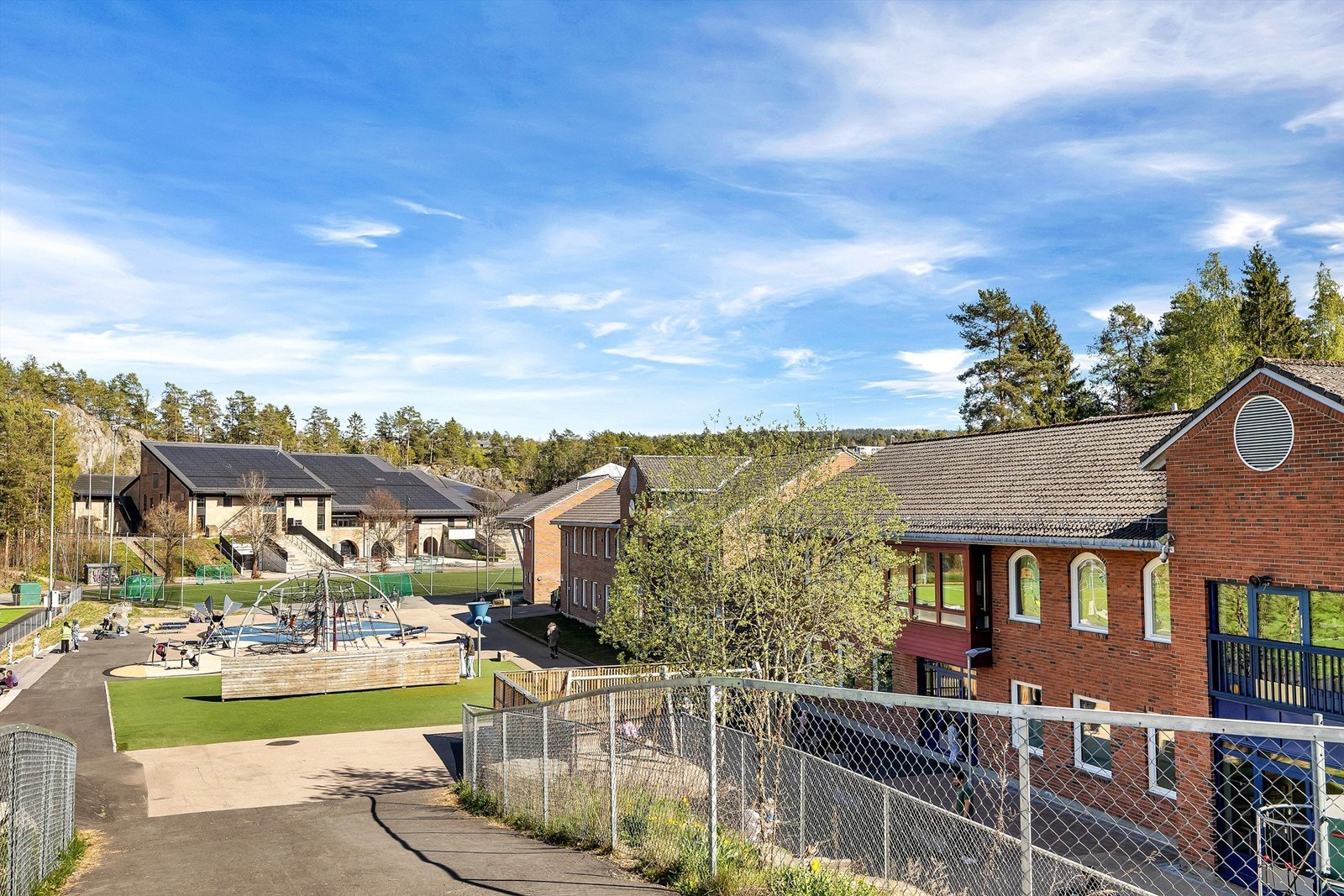 Lusetjern skole ligger like i nærheten. Galleribilde