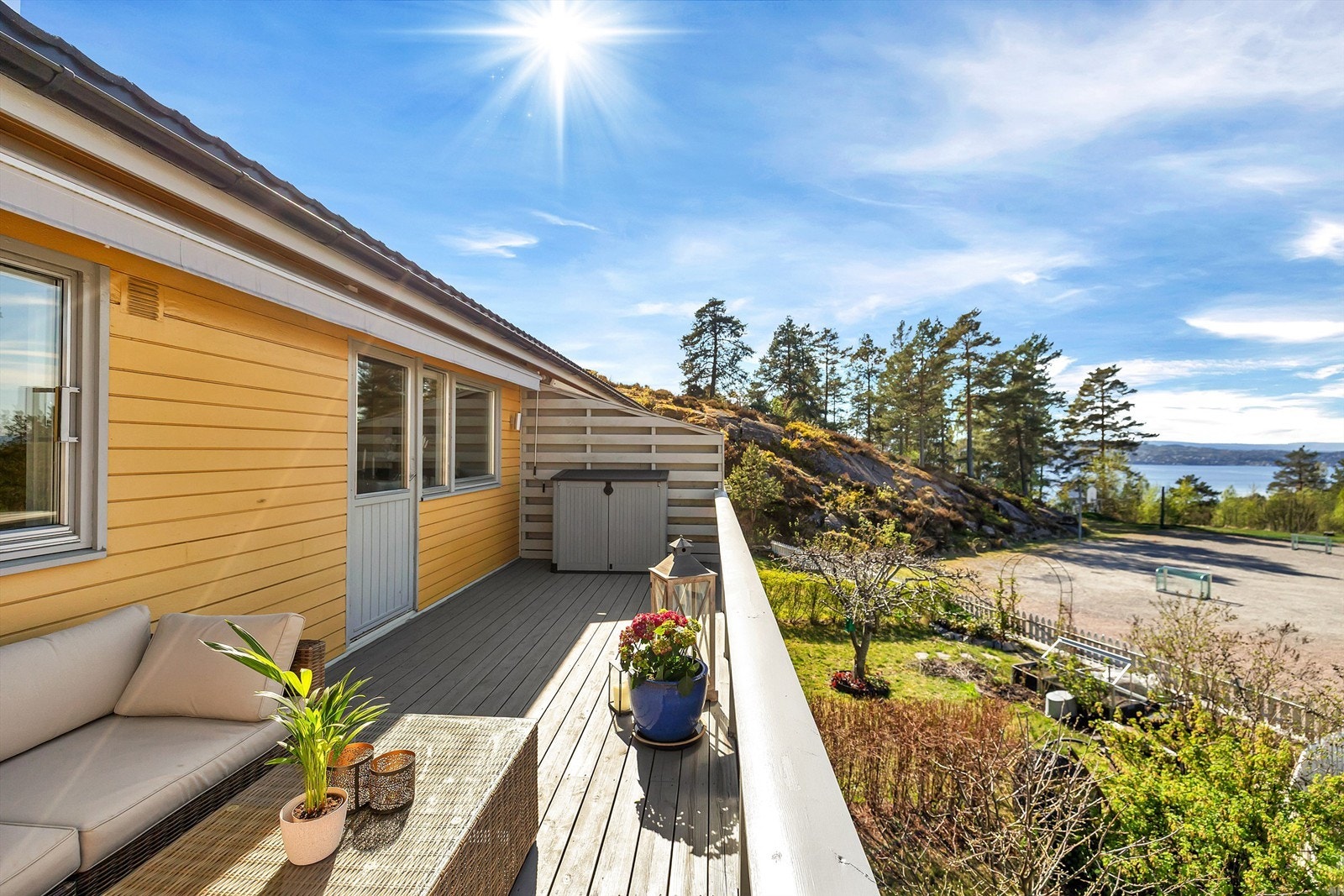 Balkongen har fantastiske solforhold og flott utsikt mot Bunnefjorden. Galleribilde