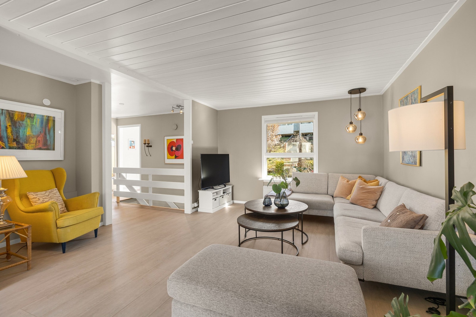 Gjennomgående løsning gir stuen rikelig med naturlig lysinnslipp. Galleribilde