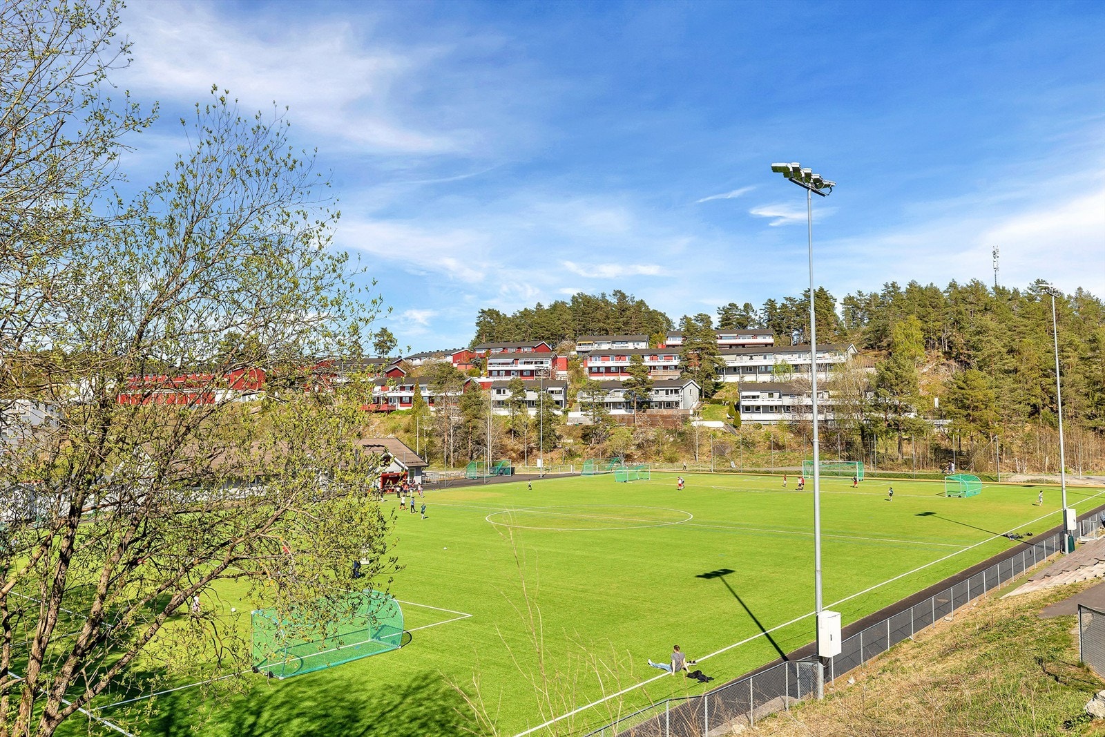 For den aktive kan området by på det meste innen idretter, Holmlia idrettspark og Lusetjerndalen fotballbane er kun 5 min unna. Galleribilde