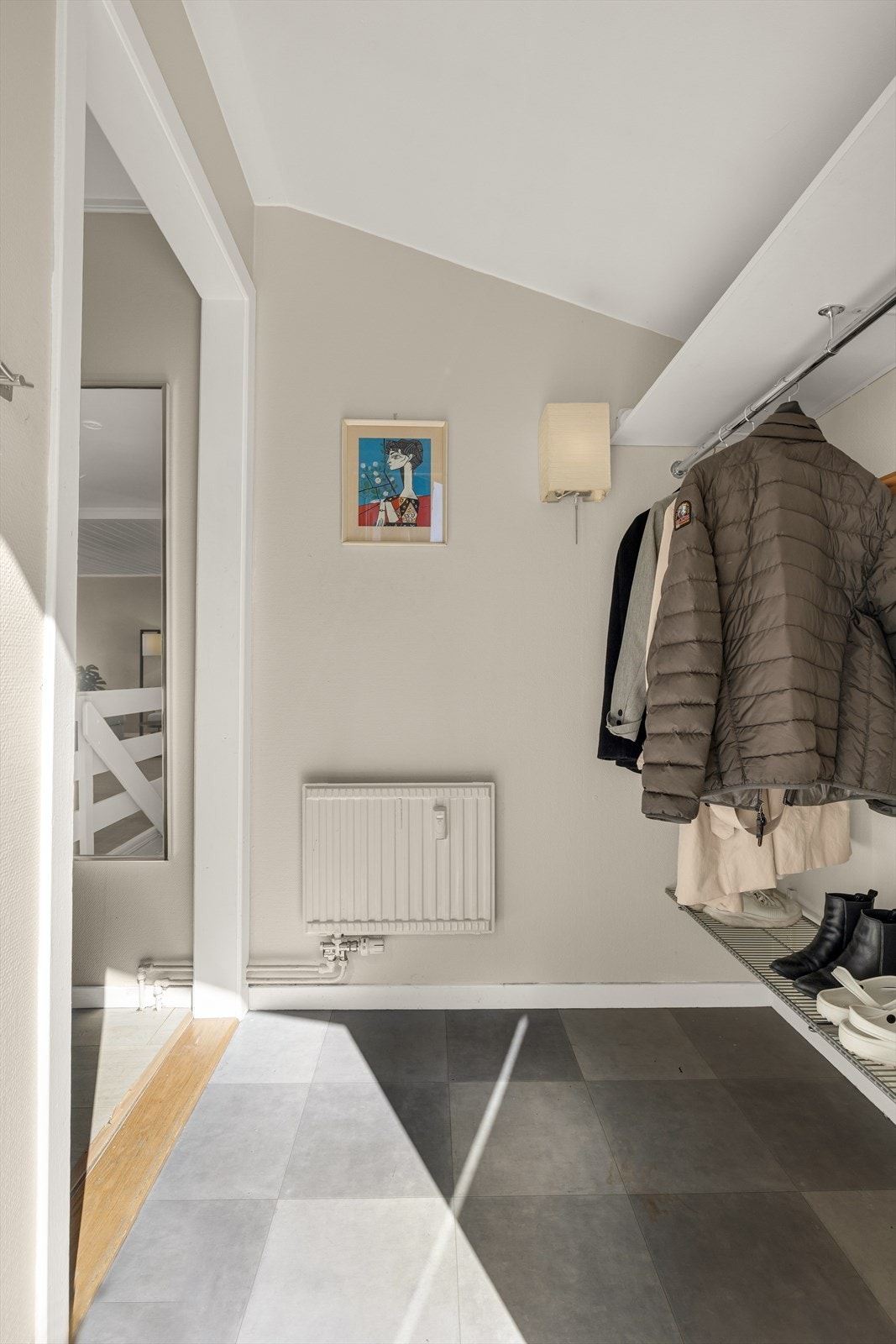Innbydende entré med god plass til å sette fra seg sko og henge fra seg ytterklær. Galleribilde