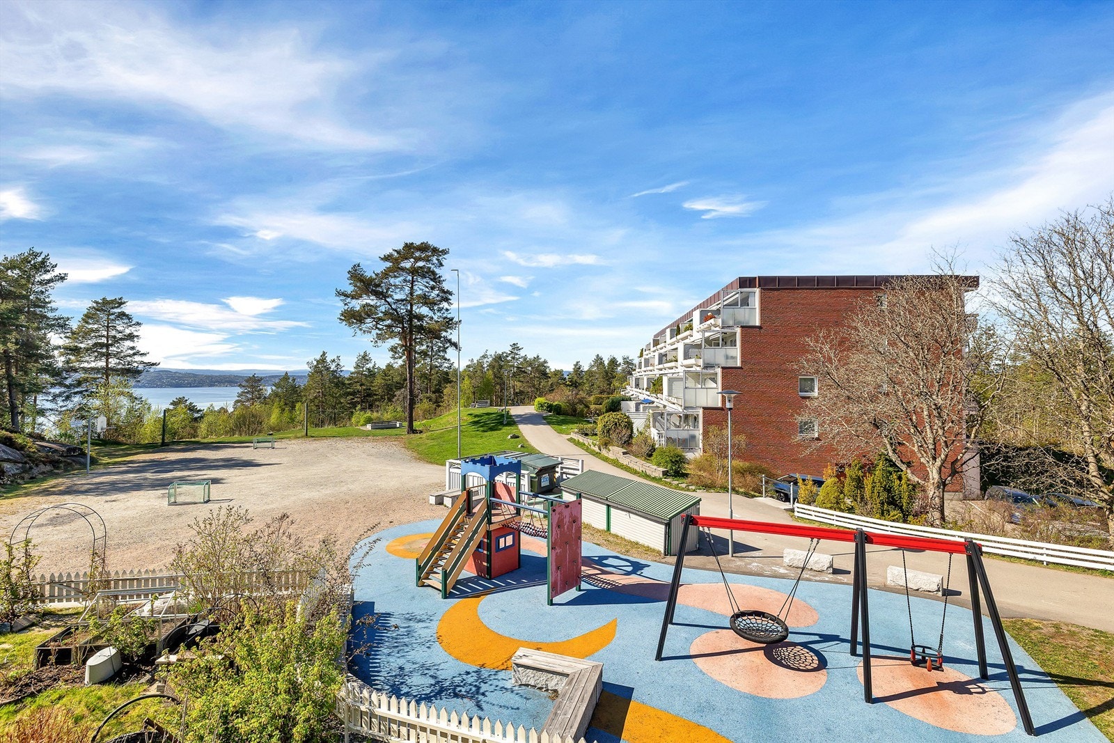 Hyggelig lekeplass rett utenfor boligen med lekeslott og husker. Galleribilde