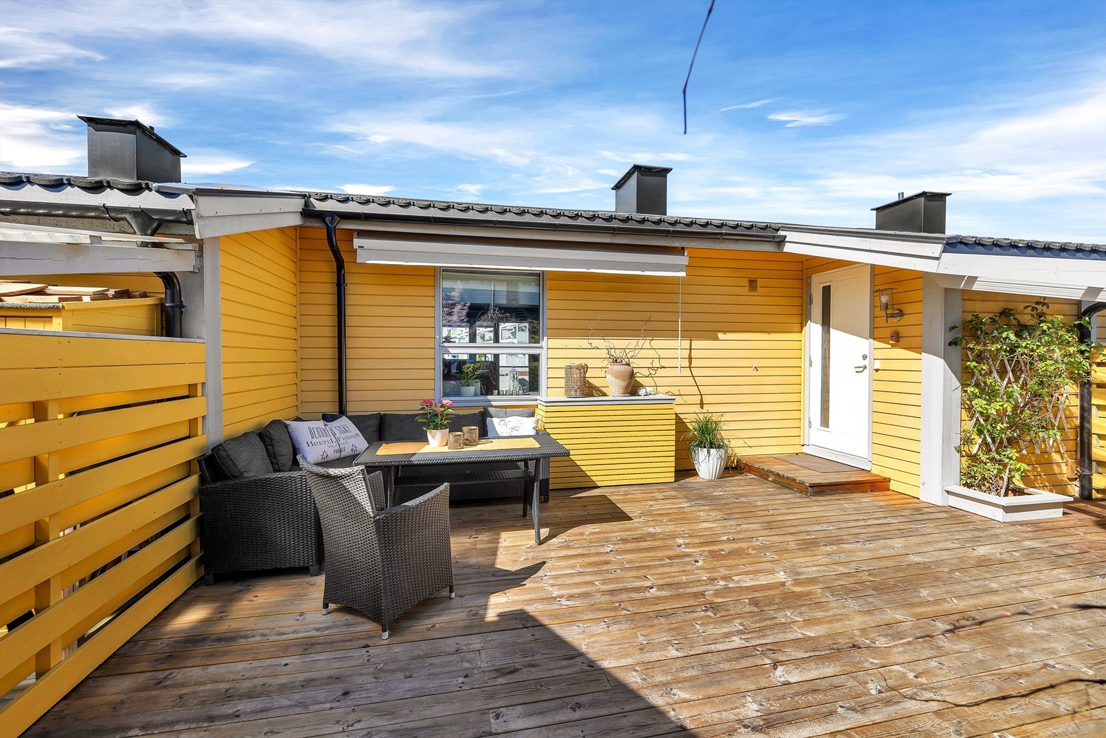 Terrasse på 36 kvm med god plass til utemøbler og annen utemøblement. Her kan du nyte morgenkaffen i stille, rolige omgivelser. Galleribilde