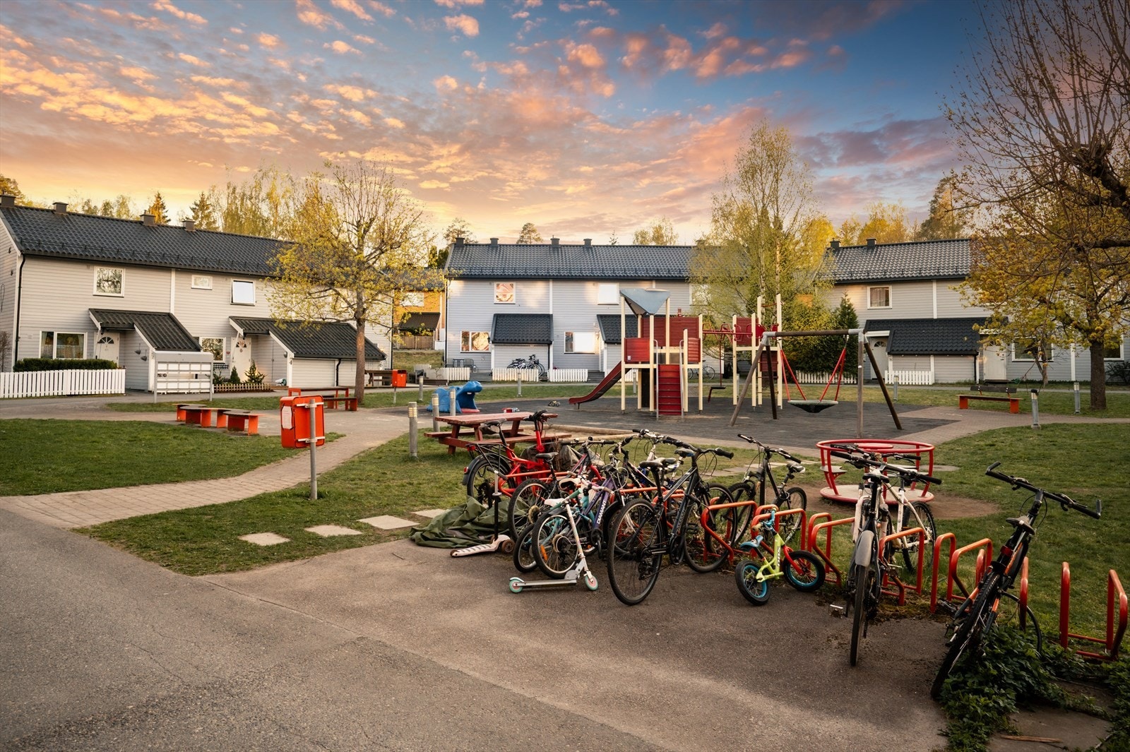 Fellesarealene består av flotte lekeplasser, velstelt friområder og innslag av naturtomt Galleribilde