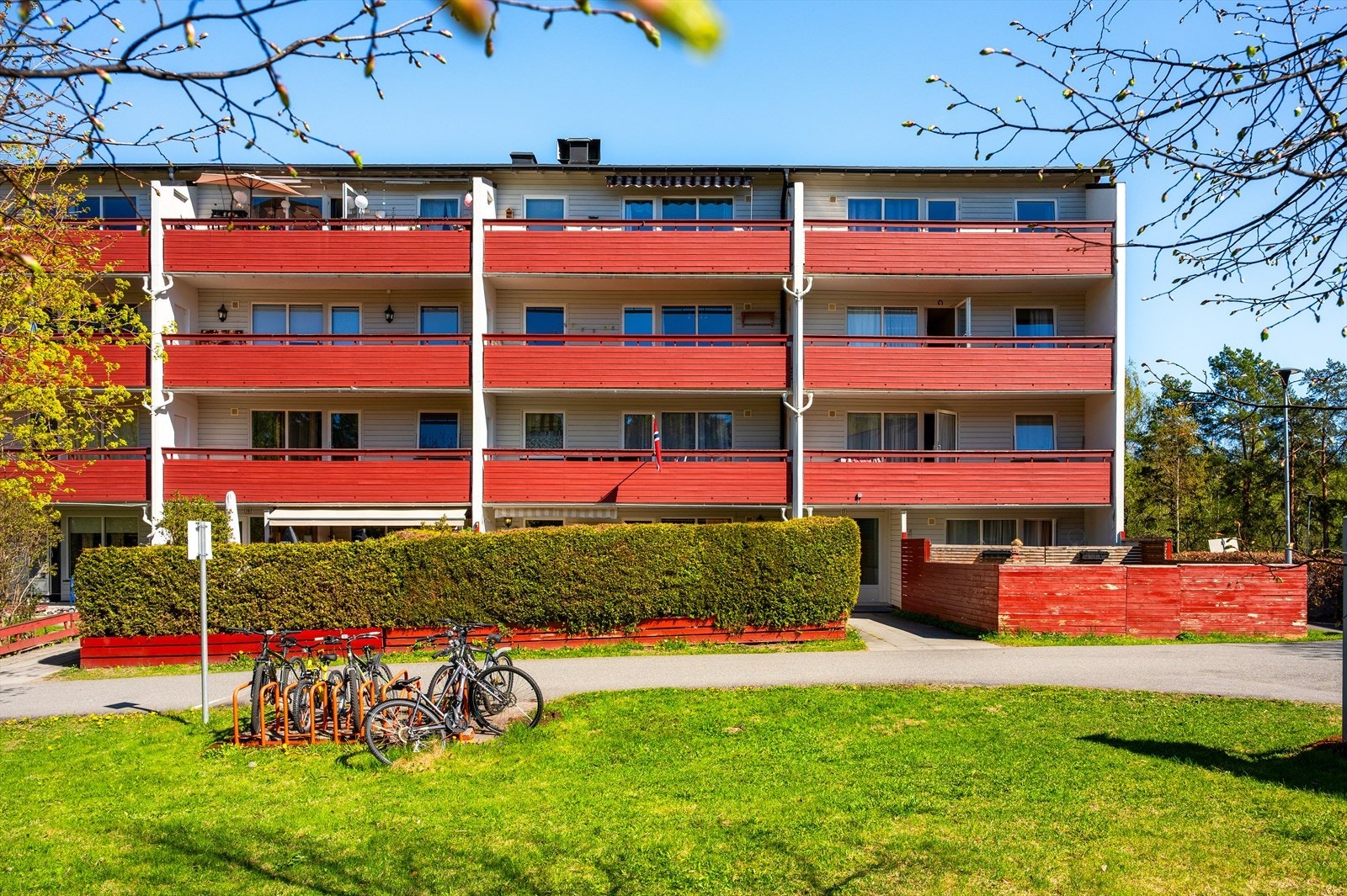 Leiligheten ligger i byggets 1. etasje og byr på en enkel og trappefri adkomst Galleribilde