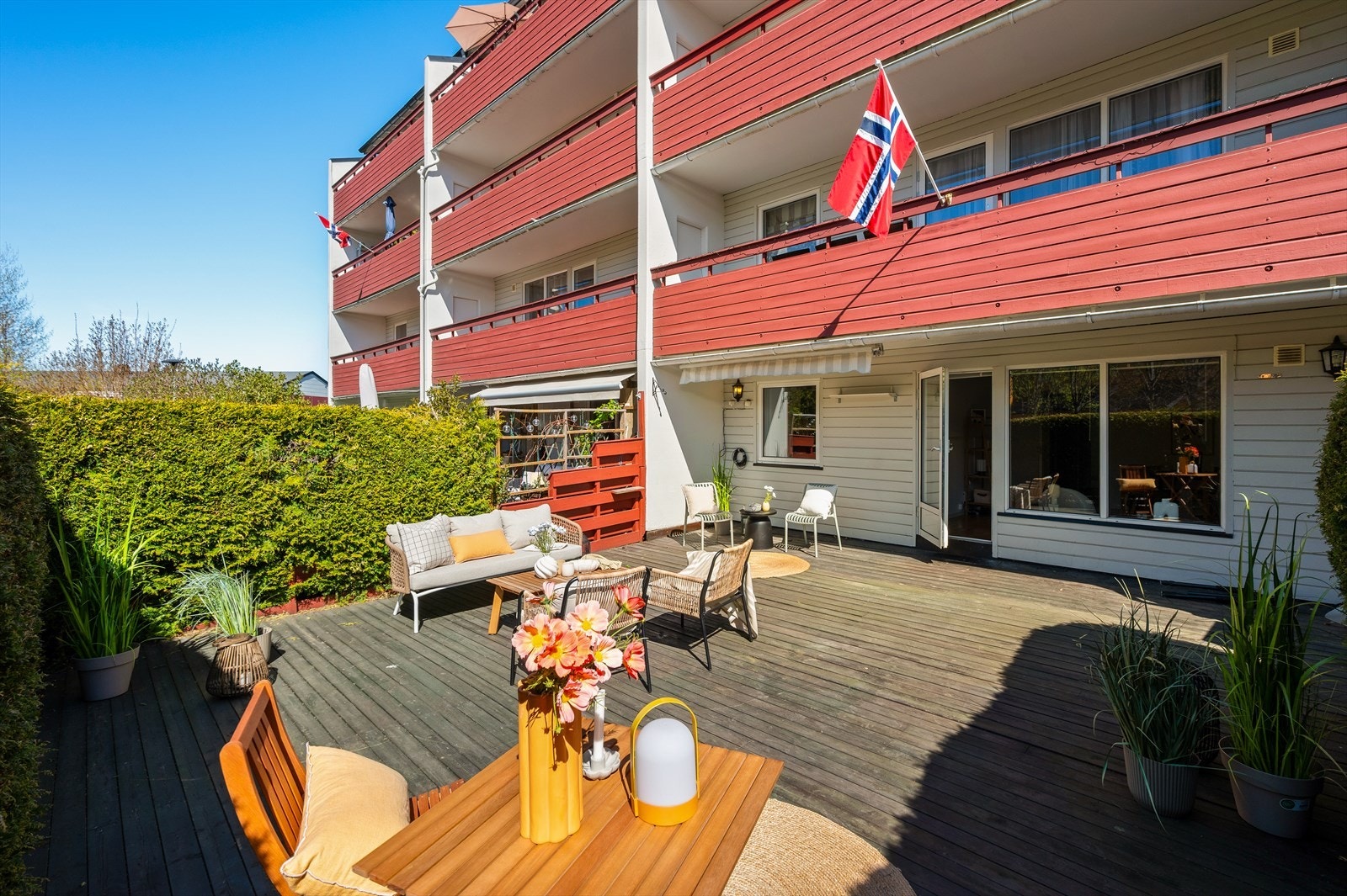 Leiligheten på en meget solrik, sydvestvendt terrasse på hele 52m² Galleribilde