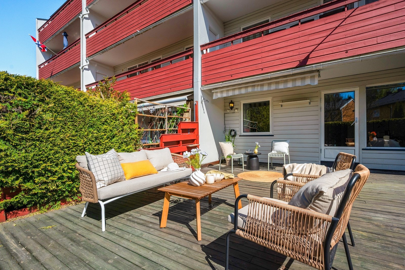 Her har du god plass til både spisebord, utesofa og grill Galleribilde
