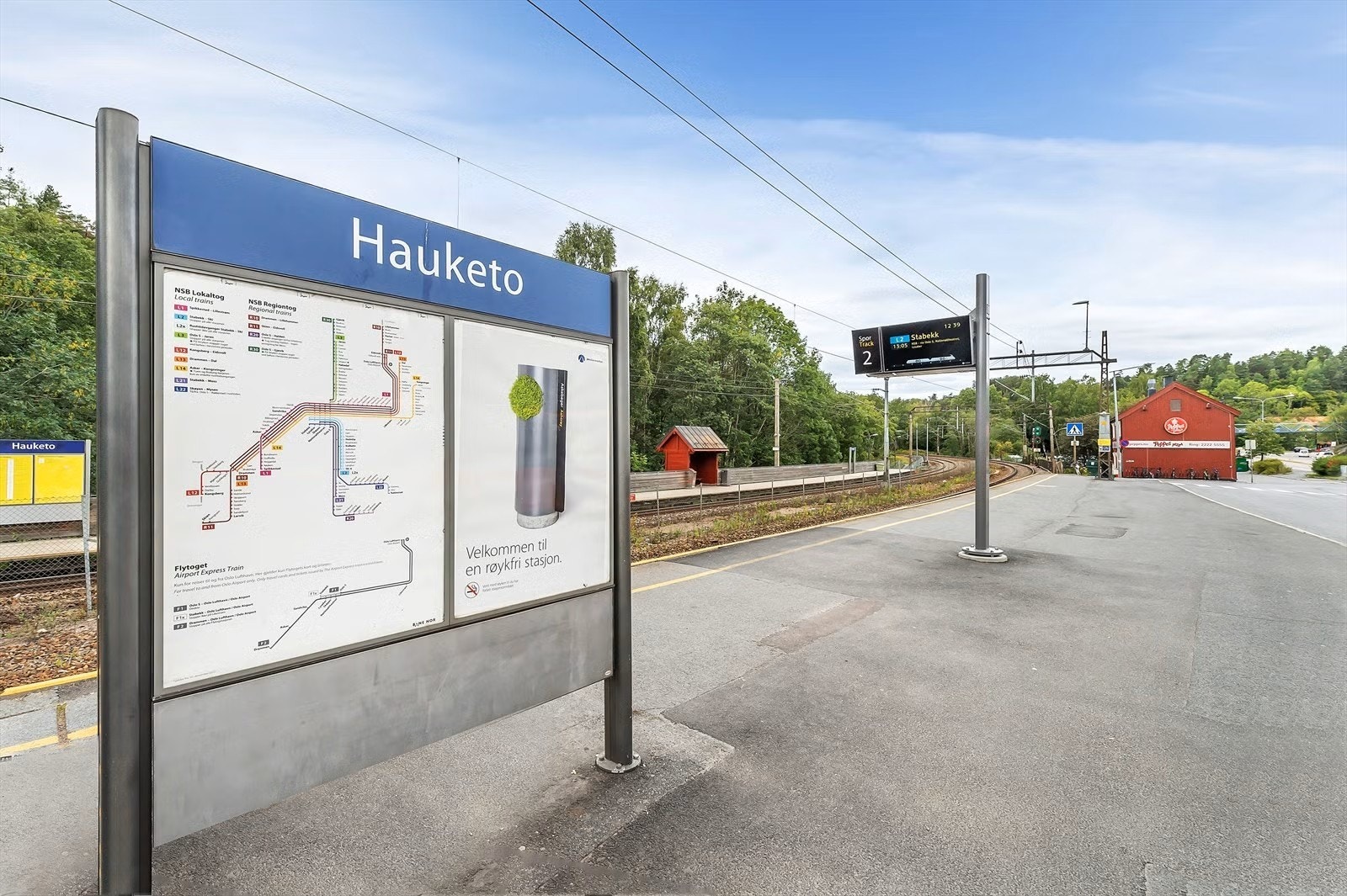 Ca. 12 minutter gangavstand til Hauketo stasjon, eller 5 min med buss fra Nebbejordet. toget bruker kun 12 minutter til Oslo S Galleribilde