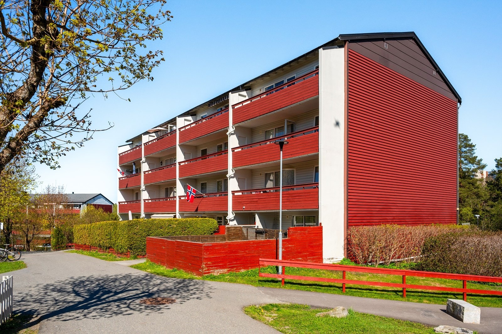 Medfølger parkeringsplass i felles garasjeanlegg. Mulig å leie ladeboks av borettslaget Galleribilde