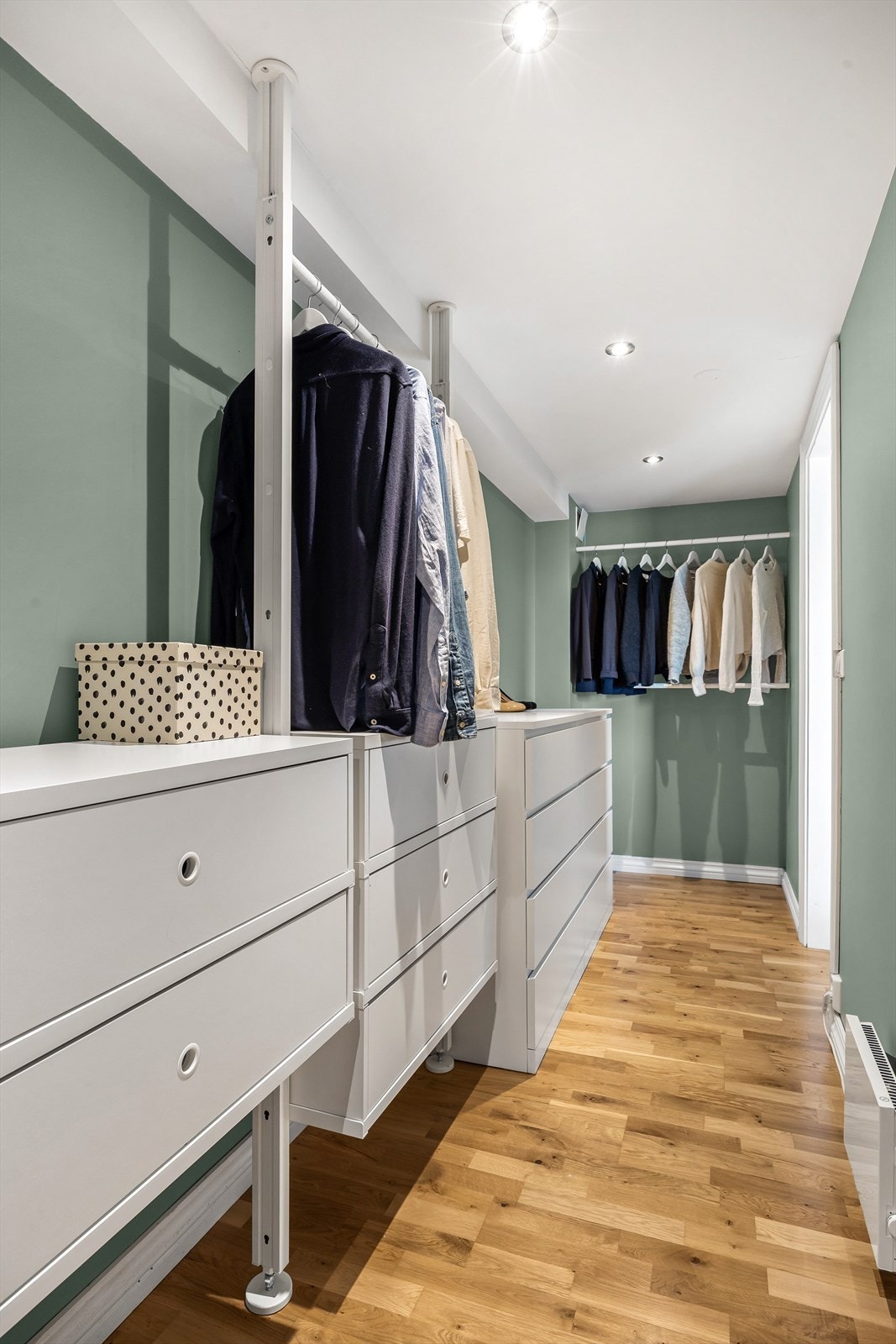 Walk-in garderobe. Galleribilde