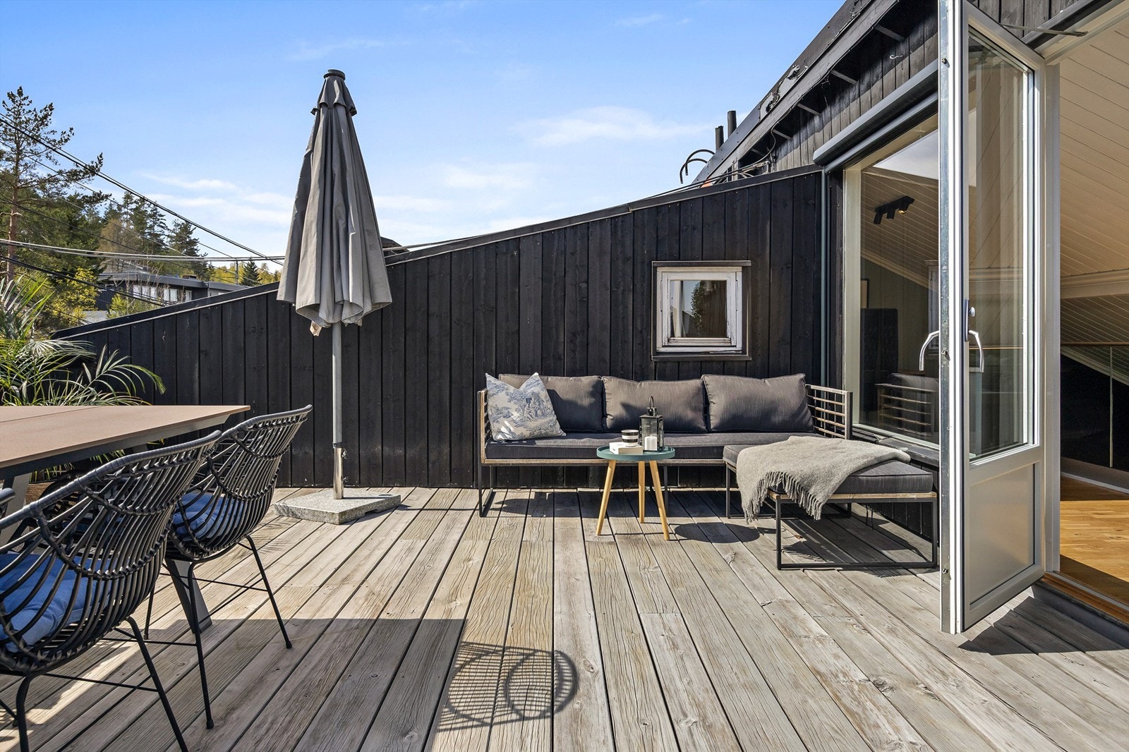 God plass til å møblere med loungemøblement og spisegruppe. Galleribilde
