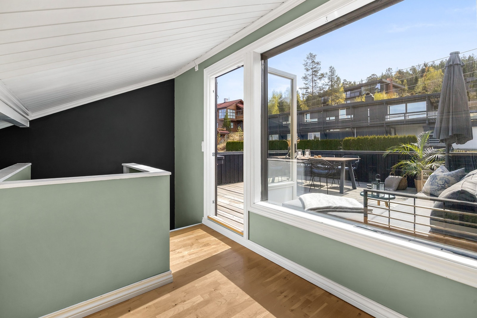 I 2.etasje er det en mesanin med ypperlig mulighet for hjemmekontor eller en ekstra stue. I tillegg er det utgang til en stilig takterrasse. Galleribilde