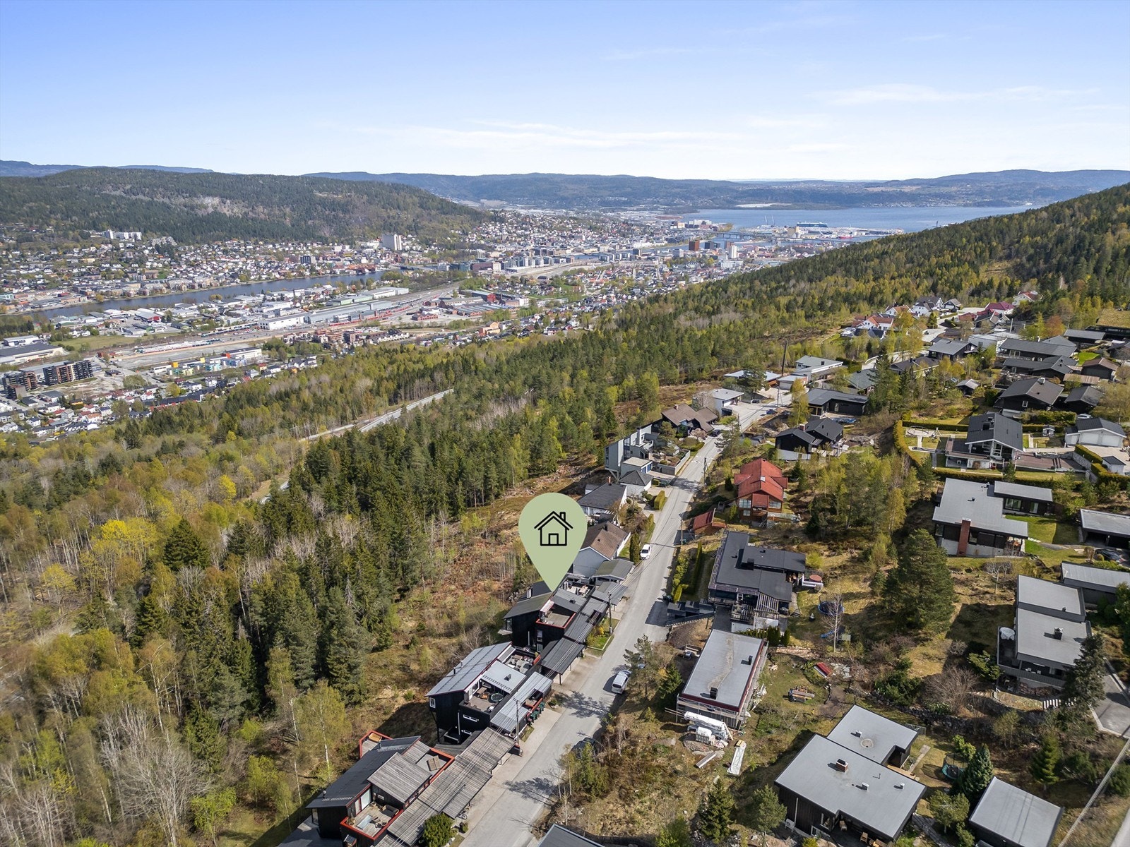 Boligen ligger i et etablert og rolig boligfelt, men Drammen sentrum er bare en kort kjøretur unna. Galleribilde