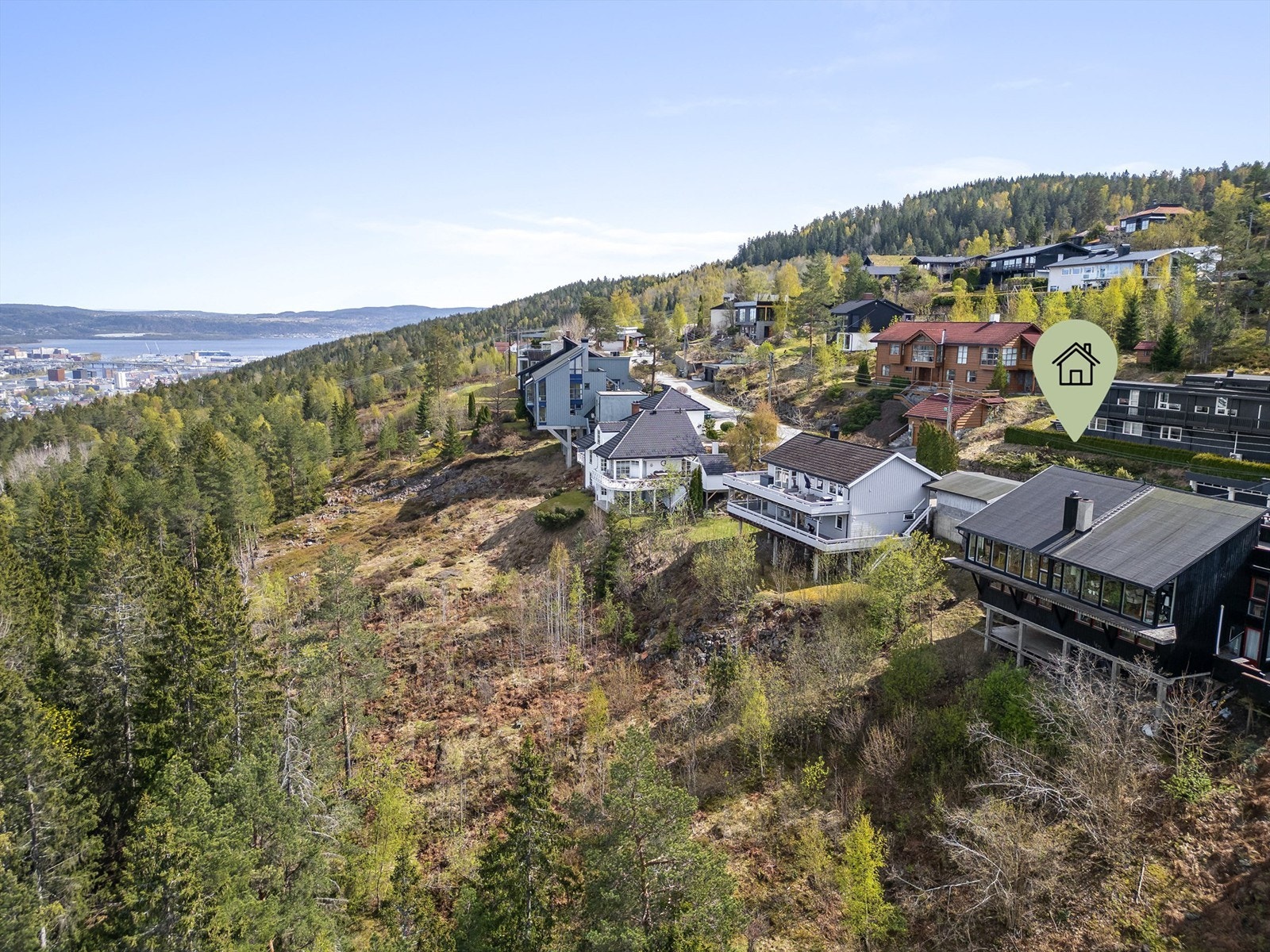 Boligen ligger i et barnevennlig området og i en blindvei med lite gjennomgangstrafikk. Galleribilde