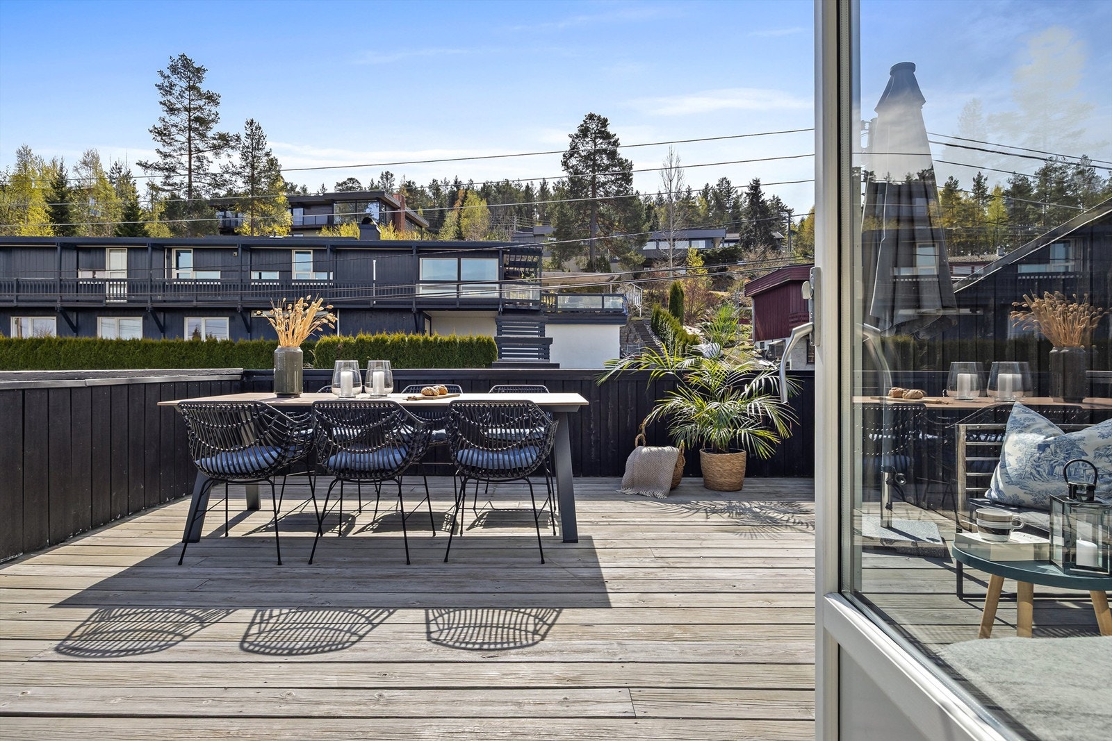 Takterrassen har gode solforhold og er et deilig sted å nyte både solfylte dager og sene kvelder. Galleribilde