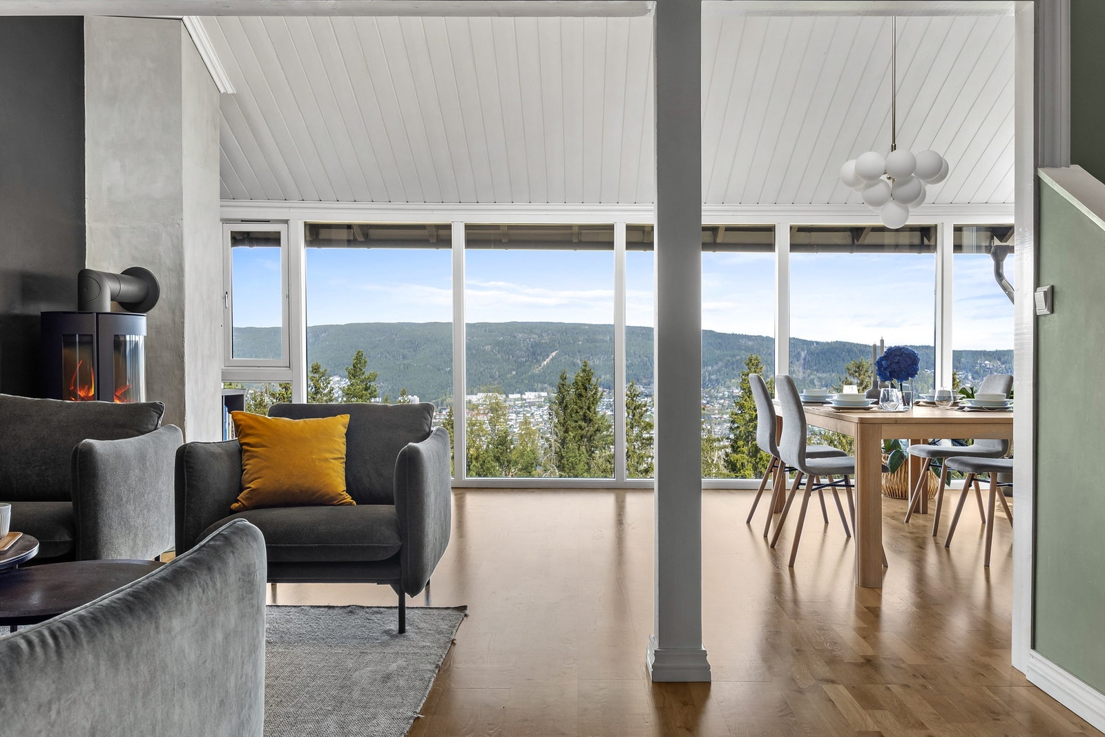 Boligen har takhøye vinduer som slipper godt med naturlig lys inn i stuen. Galleribilde