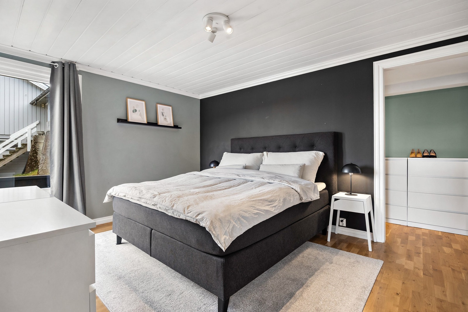 Hovedsoverommet har en suite-løsning med eget bad og walk-in garderobe. Galleribilde