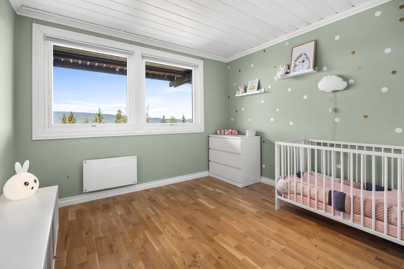 Soverom nr 2 har tre-stavs parkett, malte slette vegger og panel i himling. Galleribilde