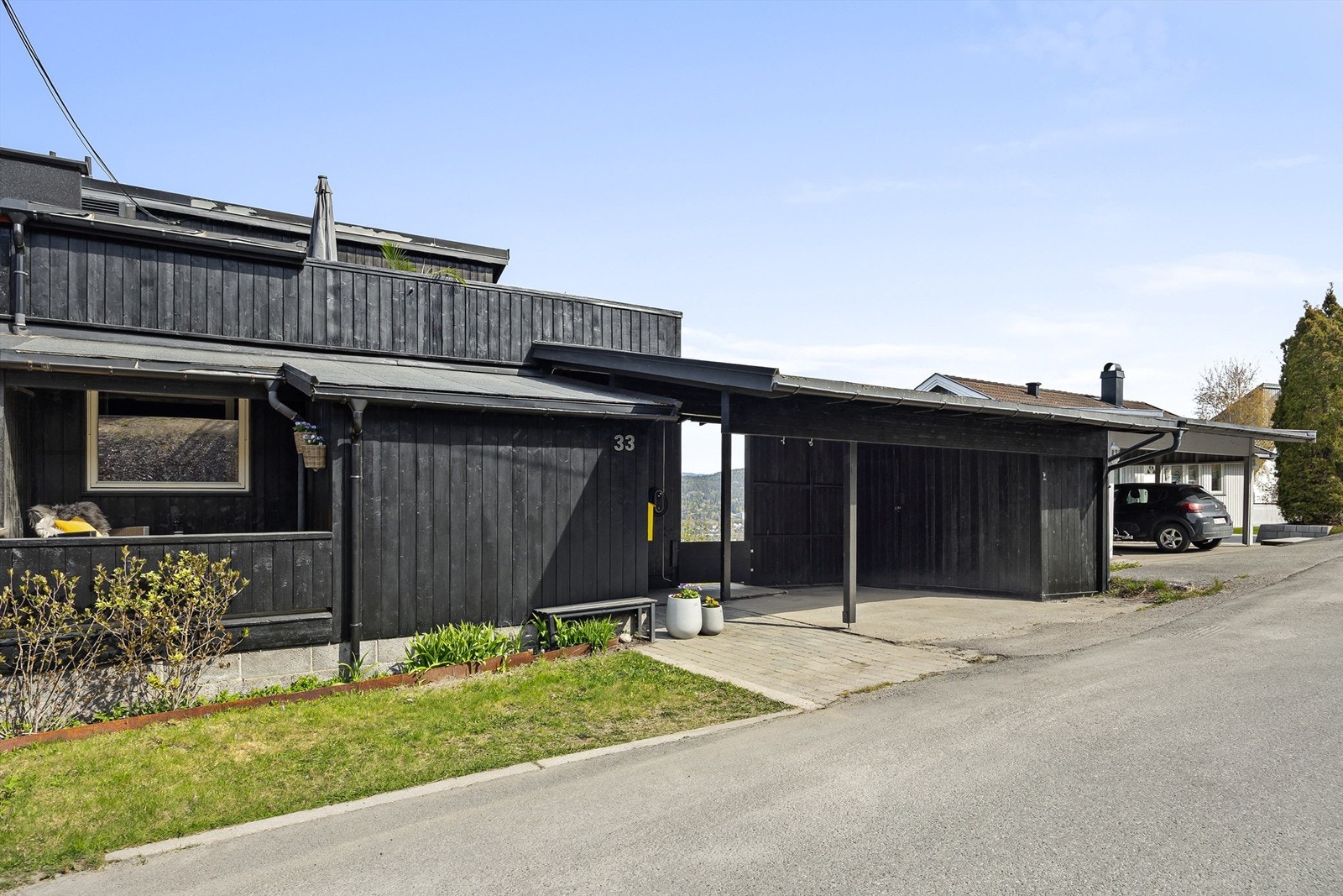 Carport med lader til el-bil og overbygget inngangsparti. Galleribilde