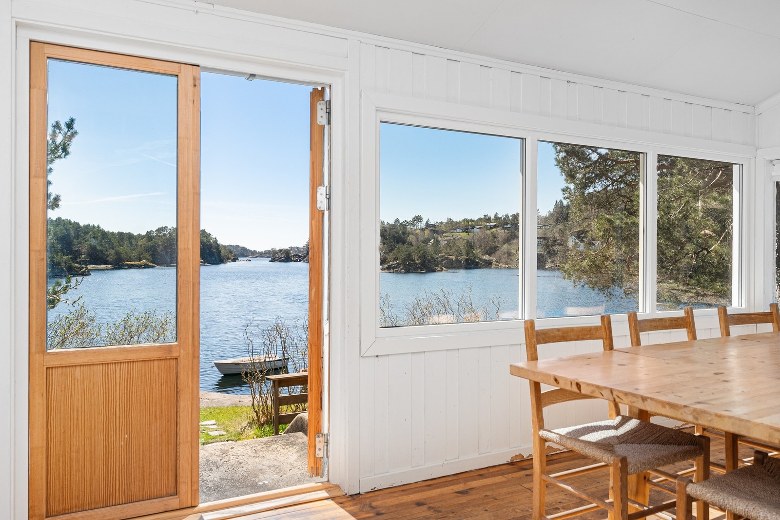 Fra sommerstue med utgang veranda og hage Galleribilde