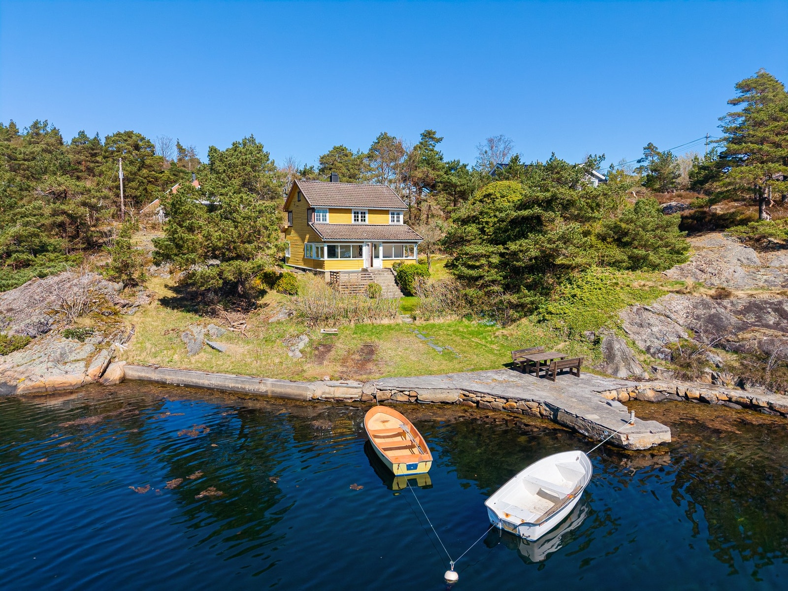 Hovedhytten midt i bildet Galleribilde