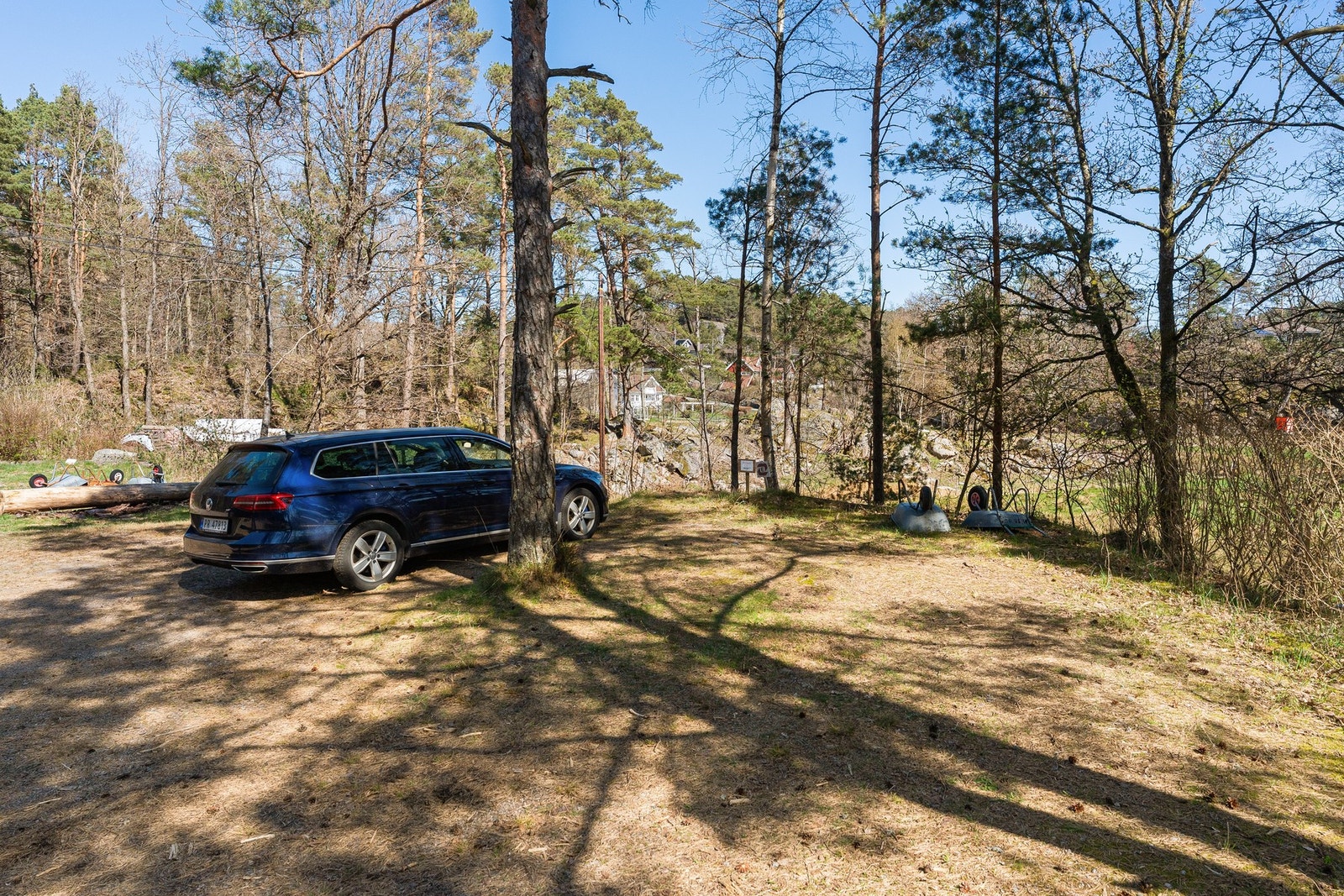 Parkeringsplass for 2 biler like ved hytten Galleribilde