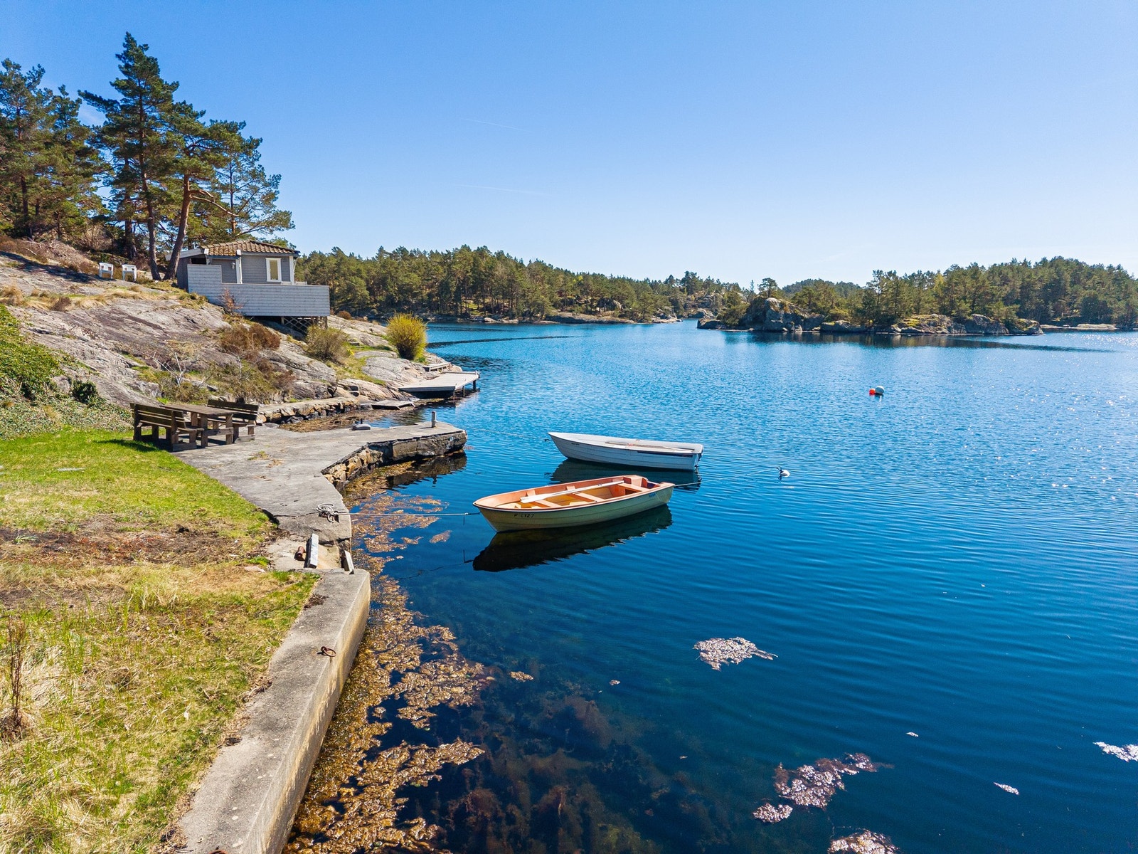 Fra strandlinjen hvor det er bryggeanlegg Galleribilde