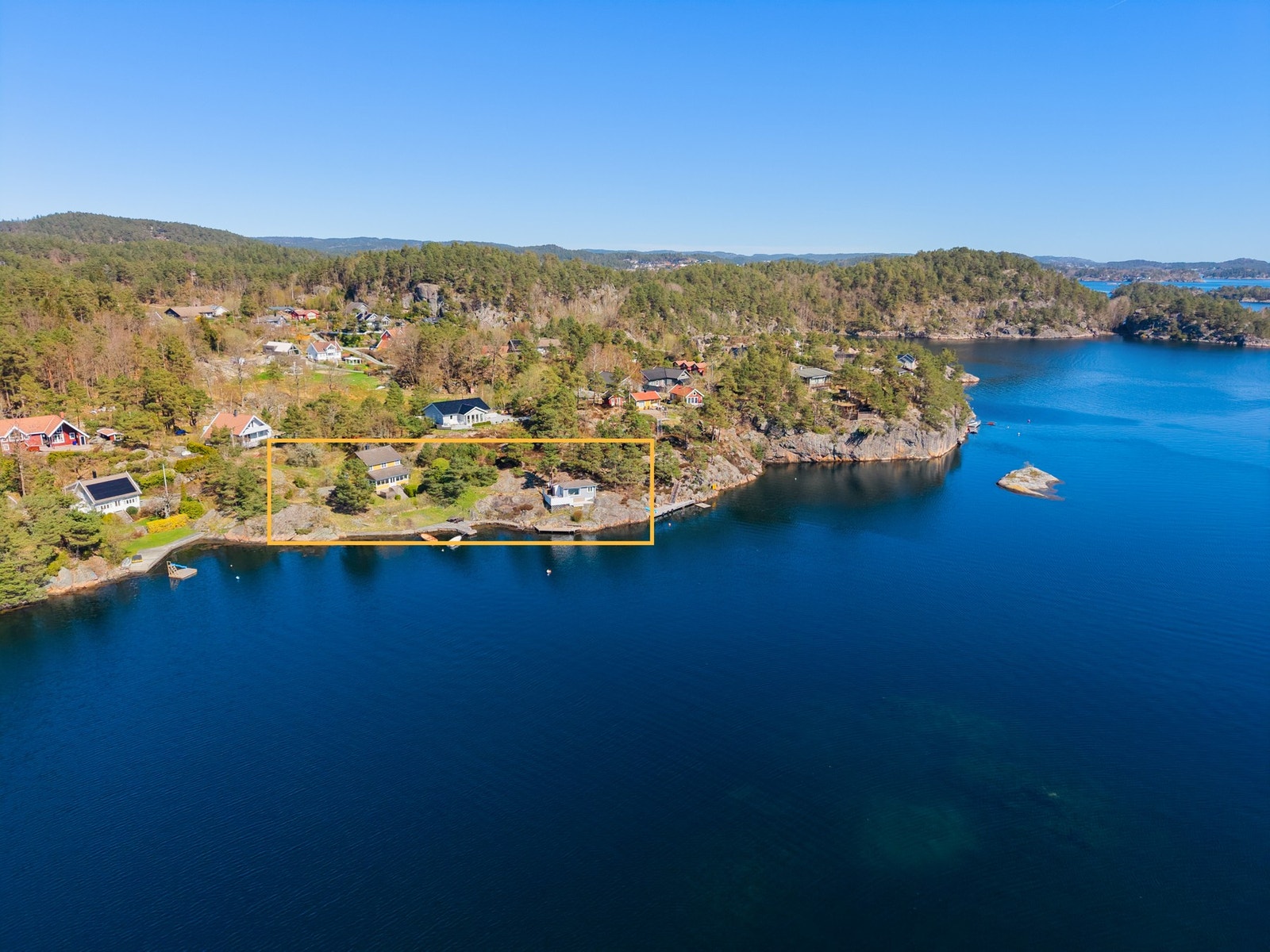 Dronefoto over området med eiendommen rammet inn - OBS: dette er ikke tomtegrensene Galleribilde