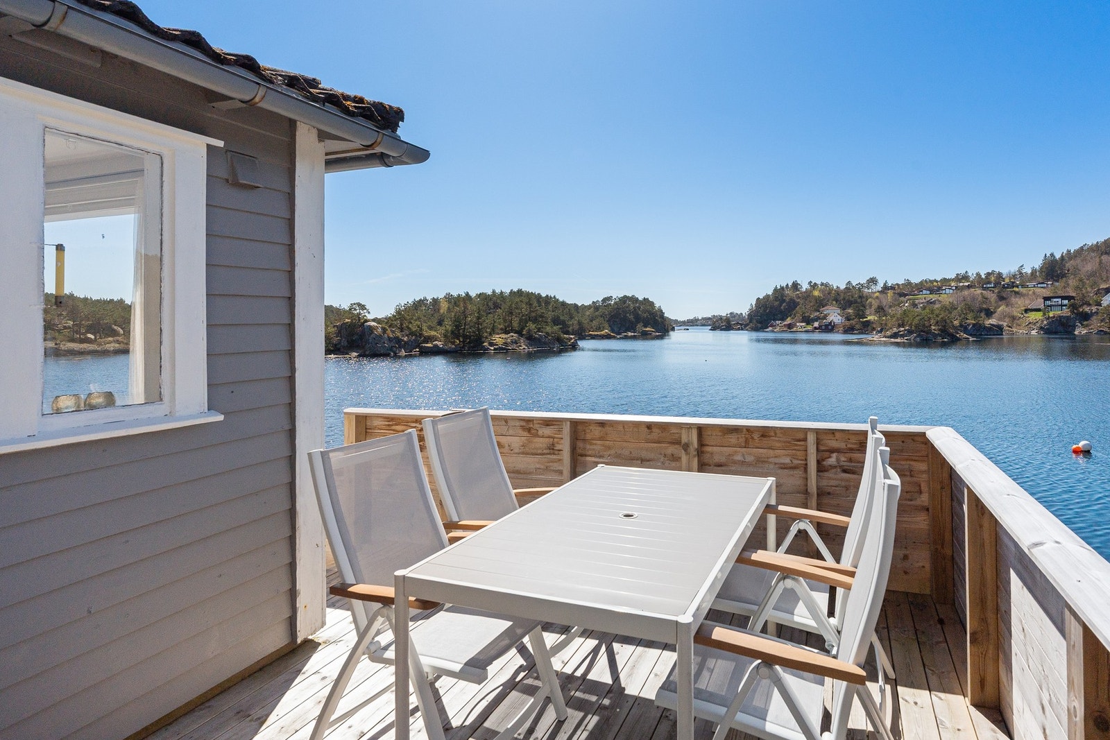 Veranda utenfor gjestehytta Galleribilde