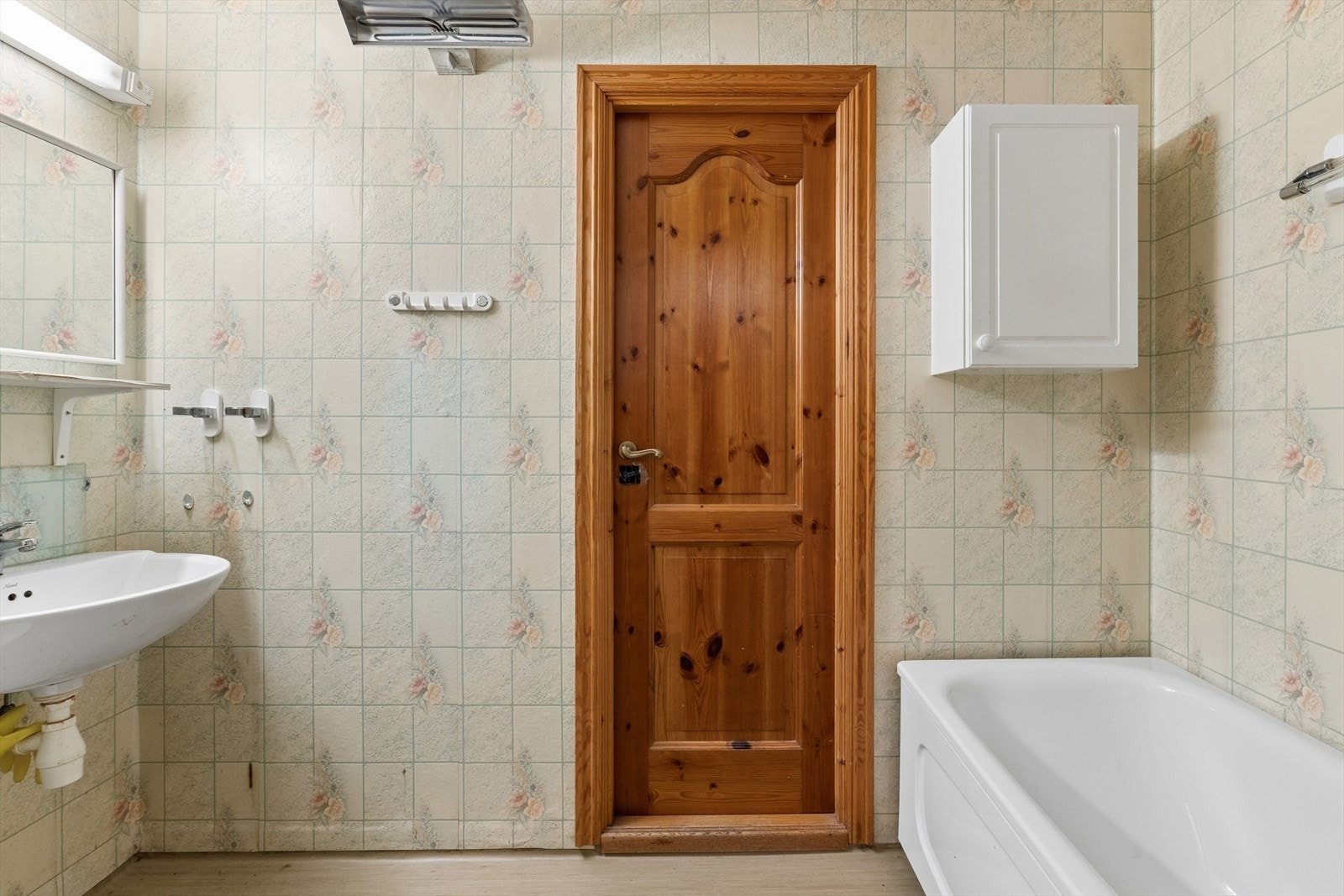 Bad/vaskerom er innredet med badekar, servant og toalett. Galleribilde