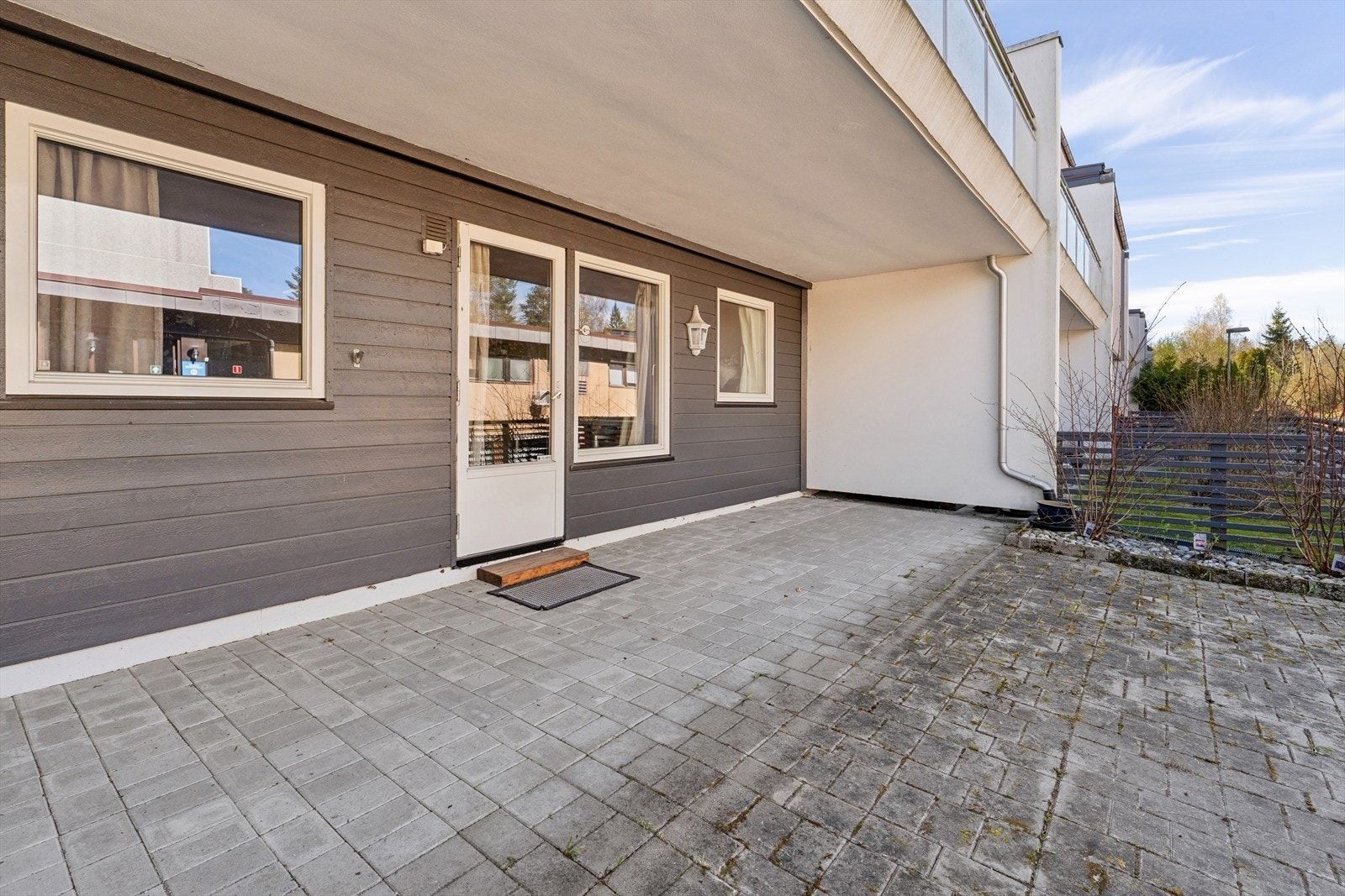Uteområde med enkelt adkomst og plass til utemøblement. Galleribilde