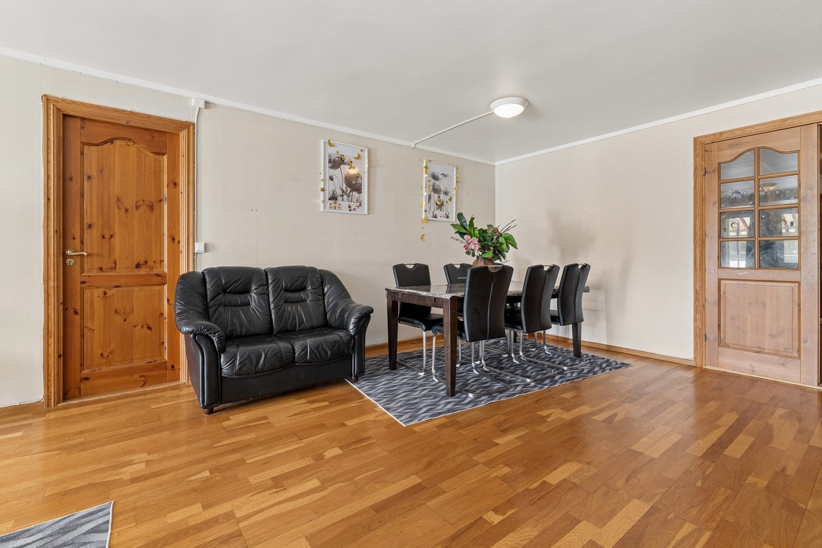 God plass til spisegruppe. Galleribilde