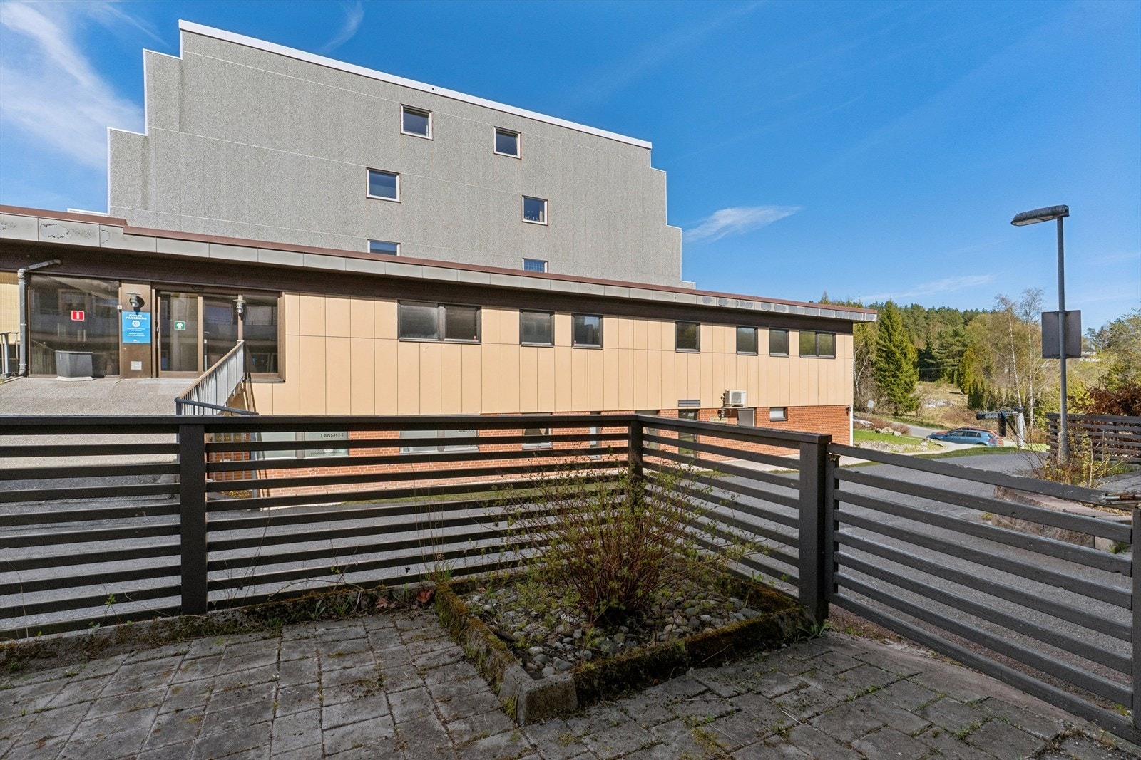 Romslig uteplass med god plass til sittegruppe og grill. Galleribilde