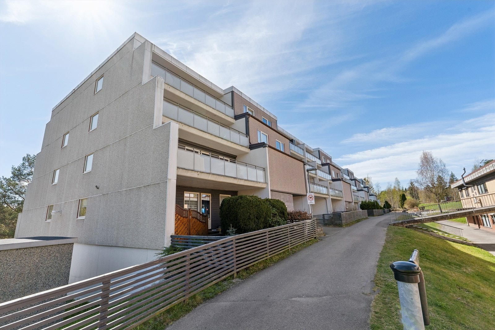Beliggenheten er sentral med kort vei til Langhus senter med butikker og servicetilbud. Galleribilde