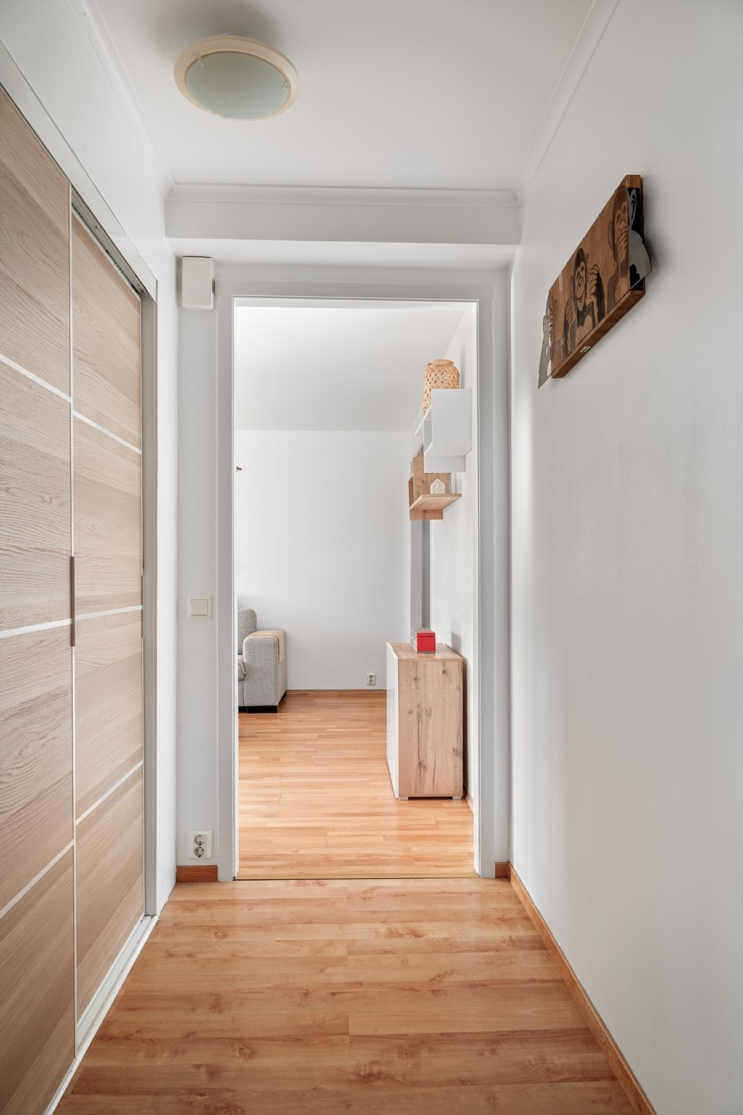 Gang med skyvedørsgarderobe som sørger for ytterligere plass til å henge fra seg yttertøy og sko. Galleribilde