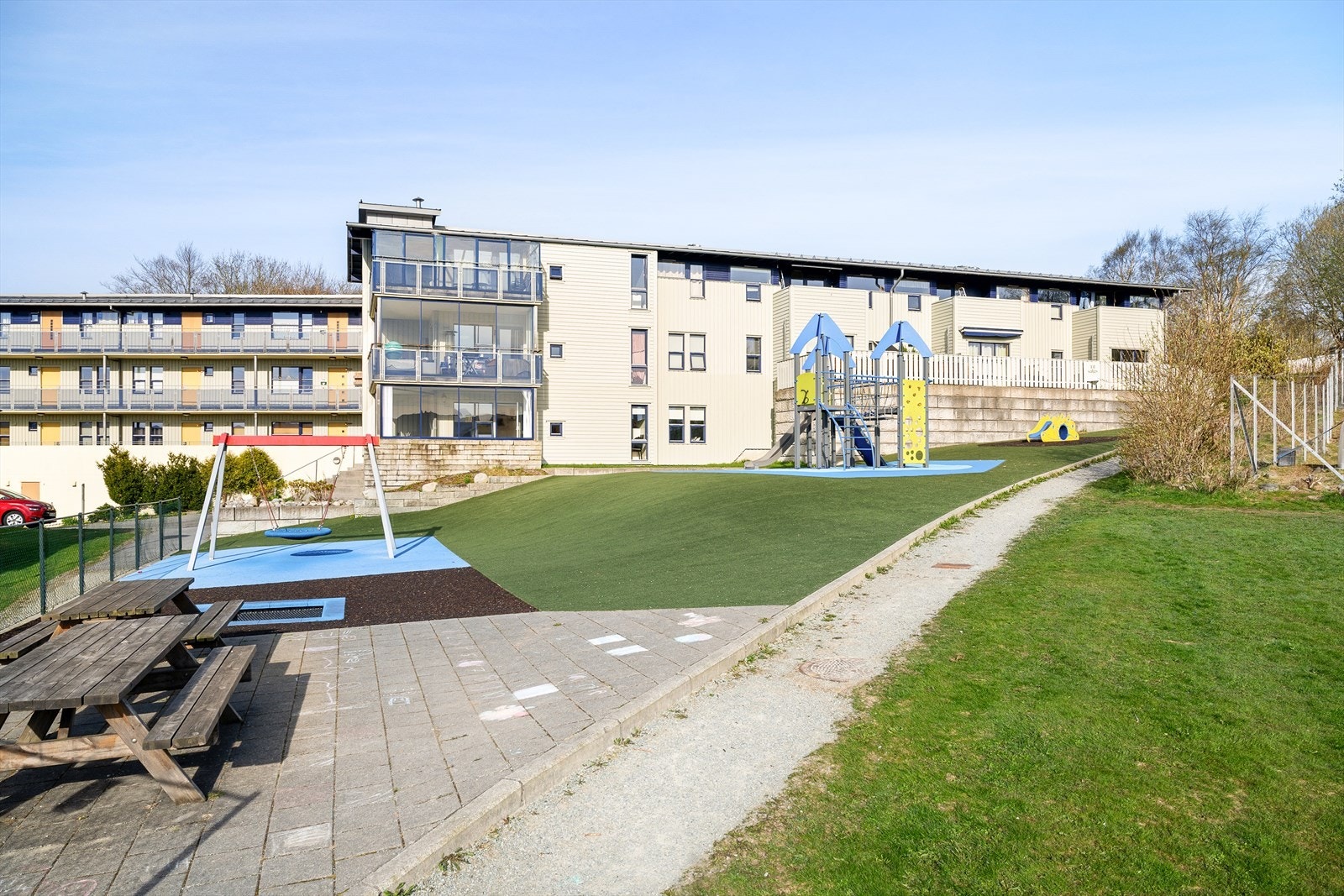 Velholdt borettslag med stort tilhørende parkmessig uteområde med flere lekeplasser, sittegrupper og grøntareal. Galleribilde