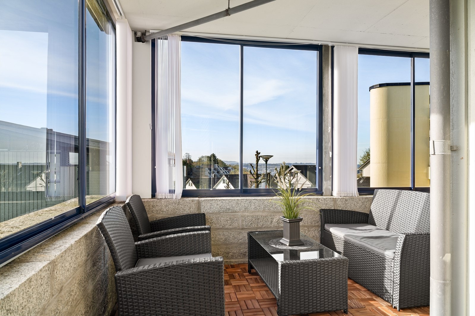 Innglasset terrasse med utgang fra stuen. Galleribilde