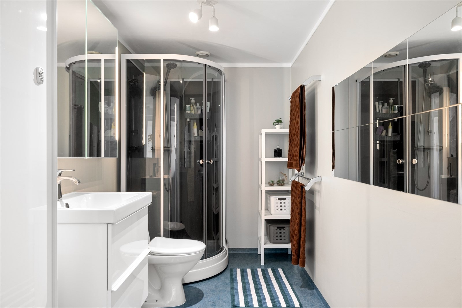 Badet har vinylbelegg på gulv med vannbåren gulvvarme, og vinylbelegg på vegger. Galleribilde