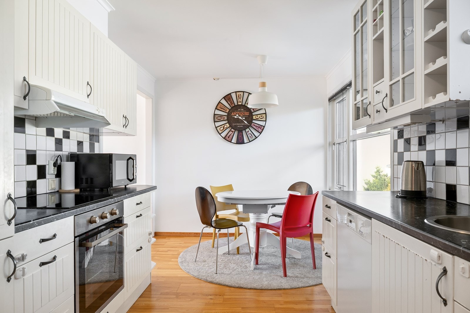 Her får du rikelig med både skap- og benkeplass, perfekt for både hverdagsbruk og hyggelige matopplevelser. Galleribilde