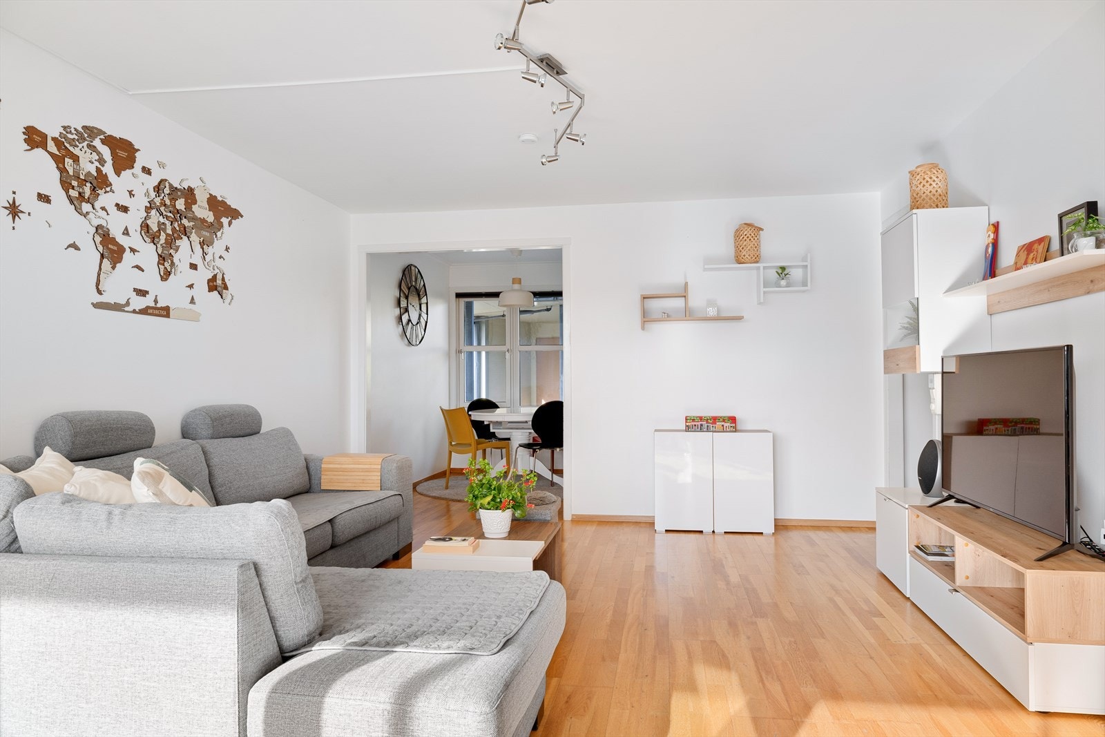 Stuen har parkett på gulv og vegger malt i tidløs hvit. Galleribilde
