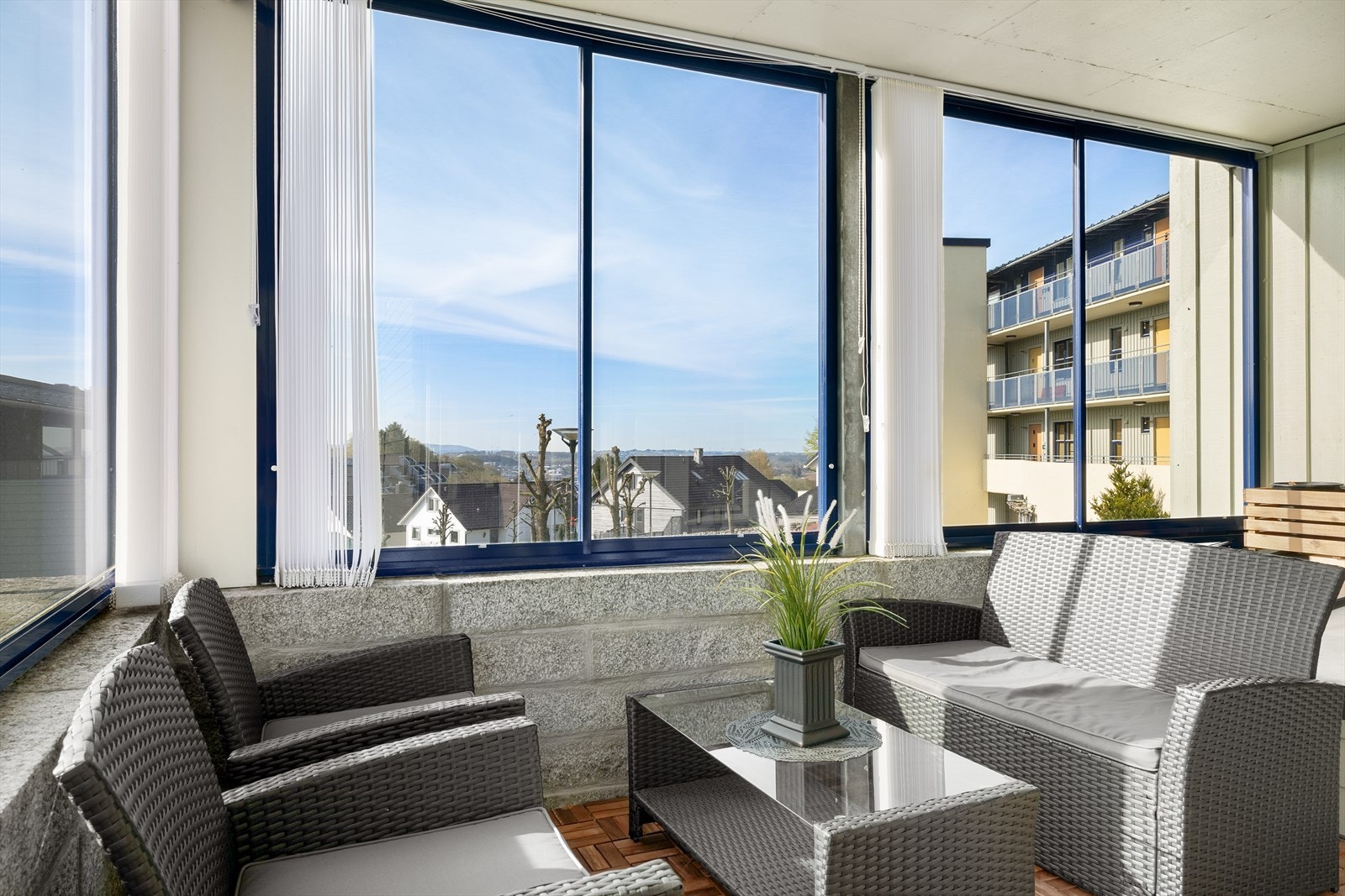 Solrikt uteområde med innglasset balkong på 15 m². Galleribilde
