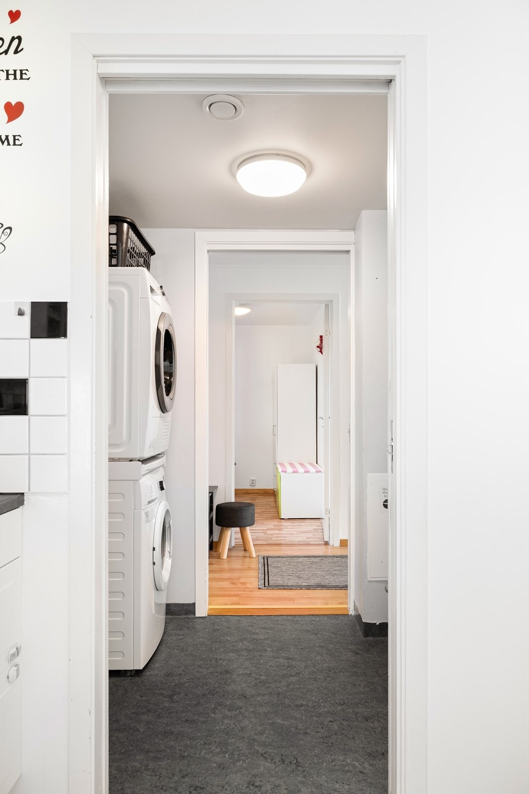 Praktisk vaskerom med vinylbelegg på gulv. Vaskerommet har opplegg for vaskemaskin og utslagsvask. Galleribilde