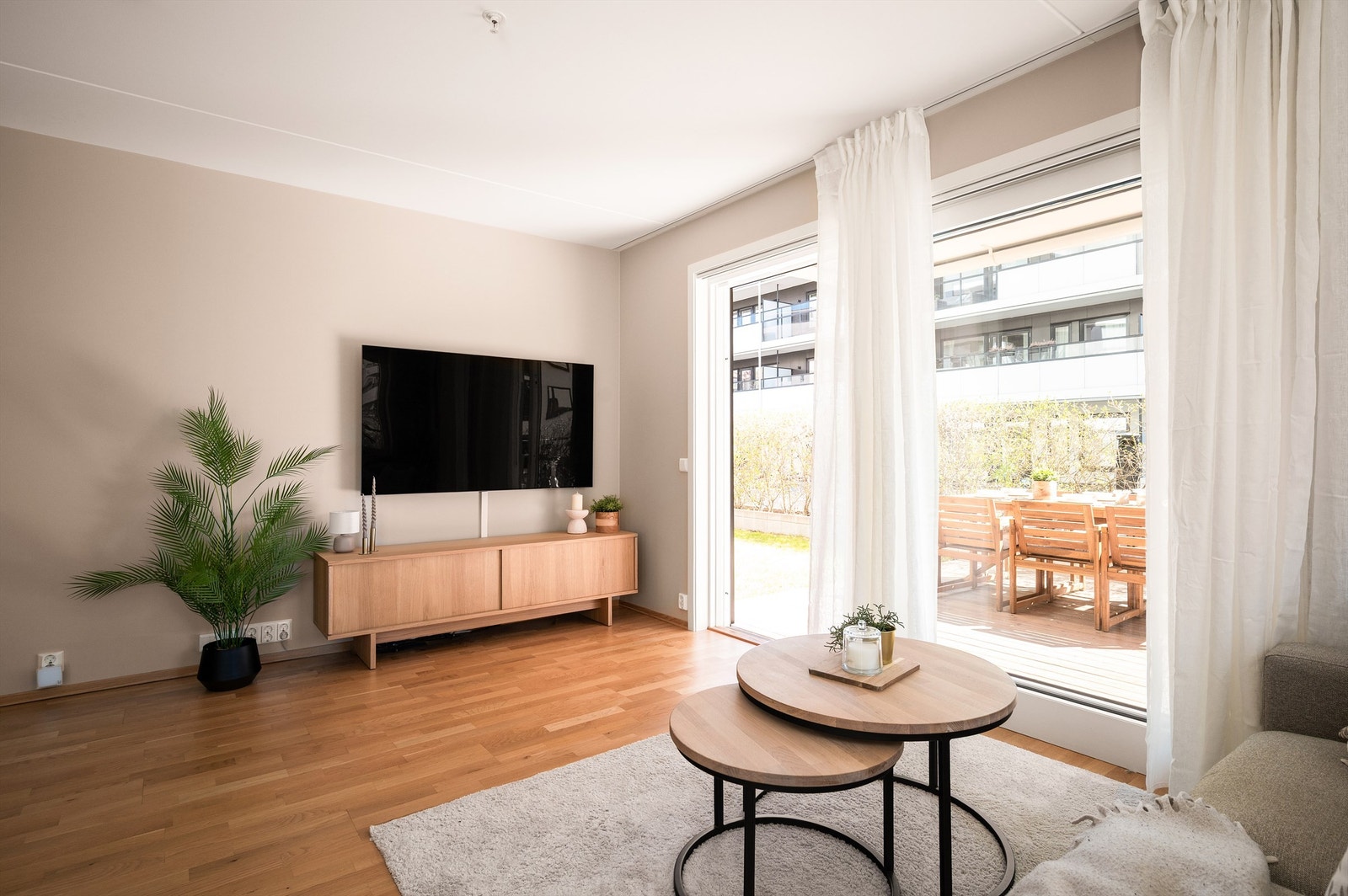 Fra stuen er det direkte utgang til en flott markterrasse, som strekker seg langs hele hjørnet av bygget Galleribilde