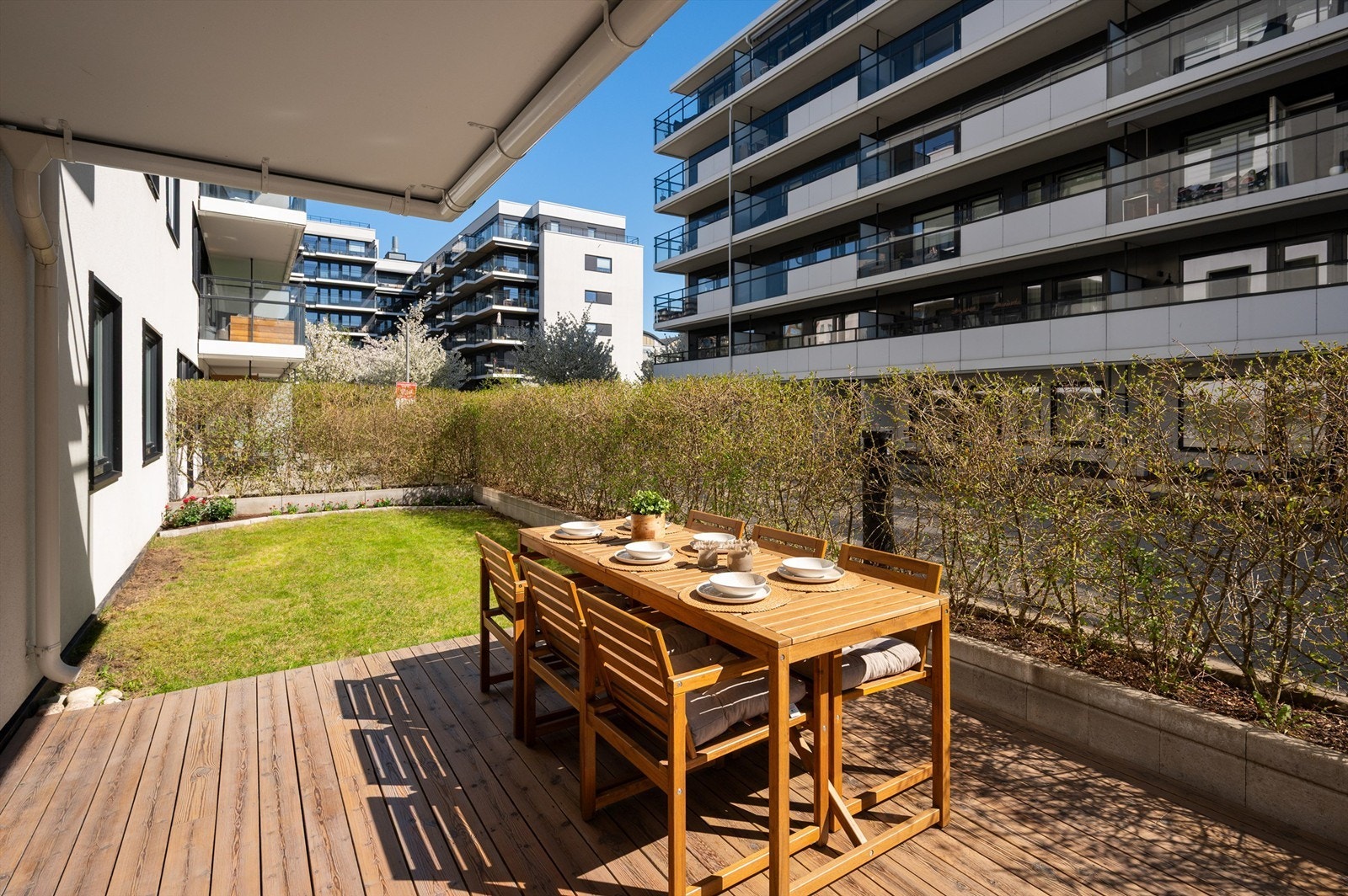 Sydvestvendt terrasse av fin størrelse med platting på ca. 51 kvm Galleribilde